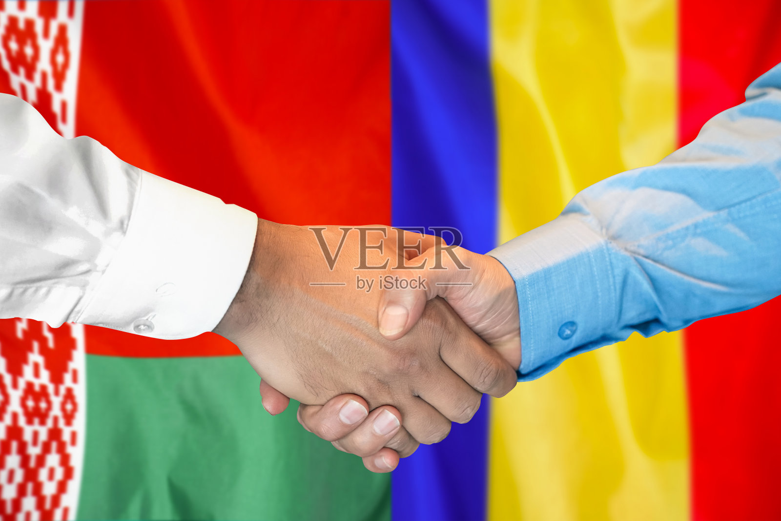 关于白俄罗斯和摩尔多瓦国旗背景的握手。支持的概念。照片摄影图片