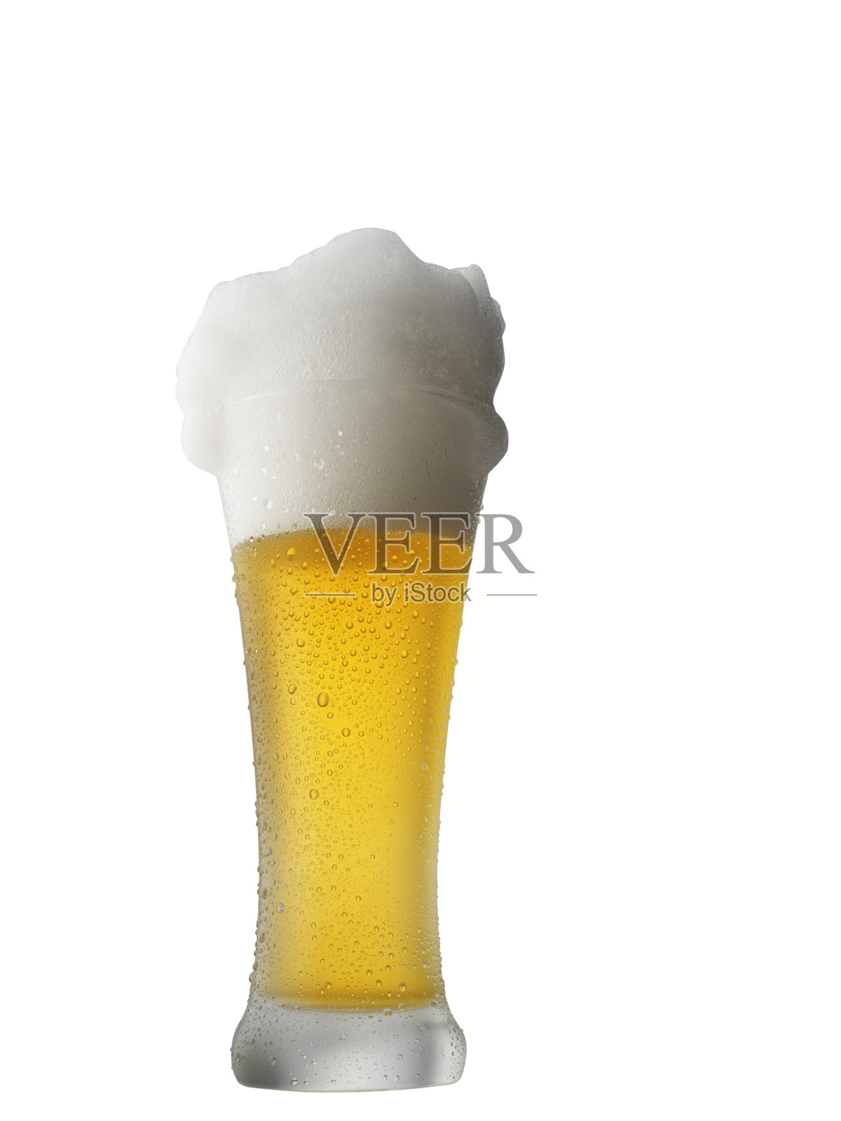 冰镇啤酒杯与水珠凝结。品脱啤酒杯孤立在白色背景照片摄影图片