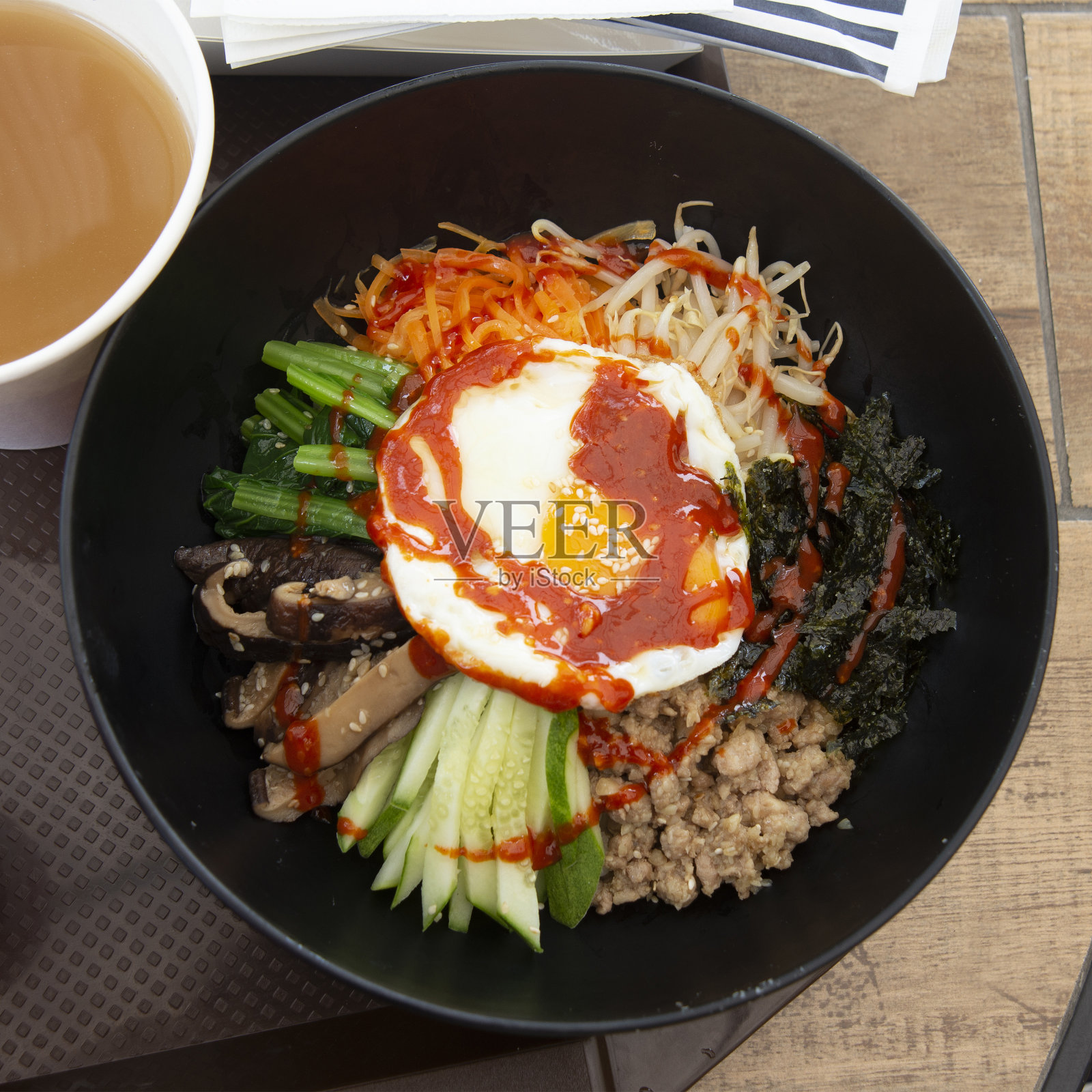 俯视图韩国辣味米饭上碟。照片摄影图片