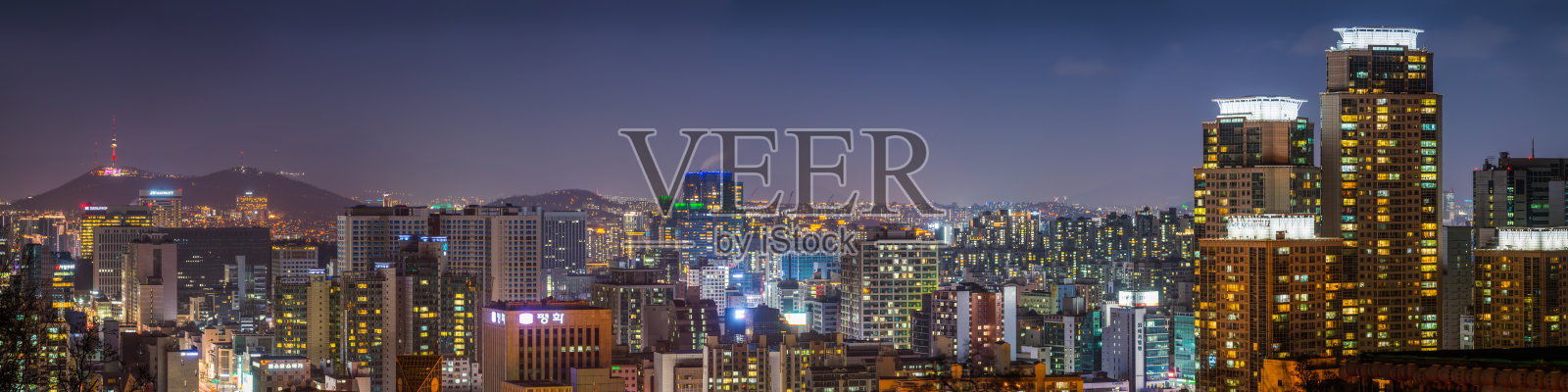 霓虹夜景，拥挤的摩天大楼照亮了韩国首尔的全景照片摄影图片