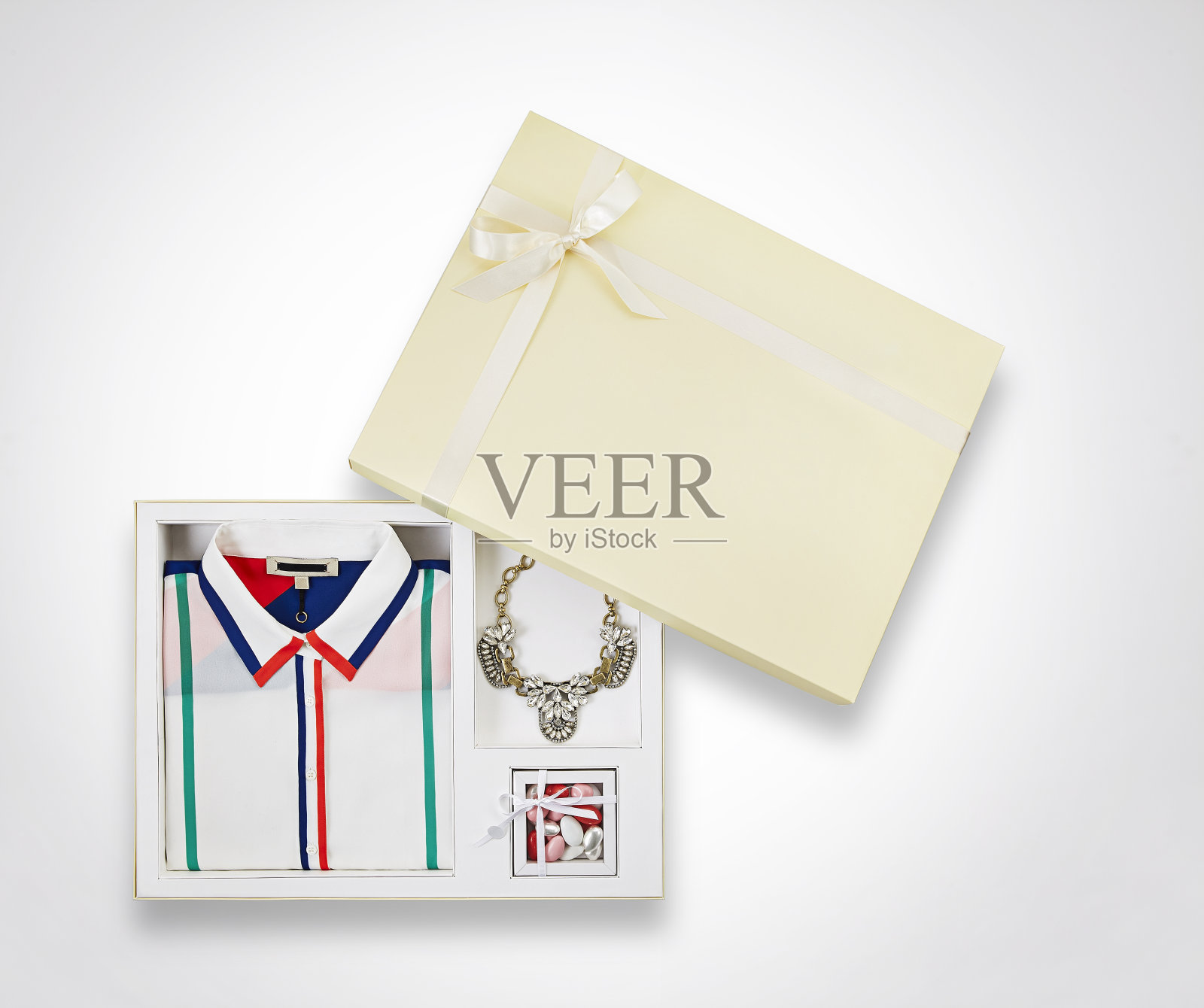 母亲节礼物，时尚服装与个人配件在礼品盒孤立在白色背景照片摄影图片