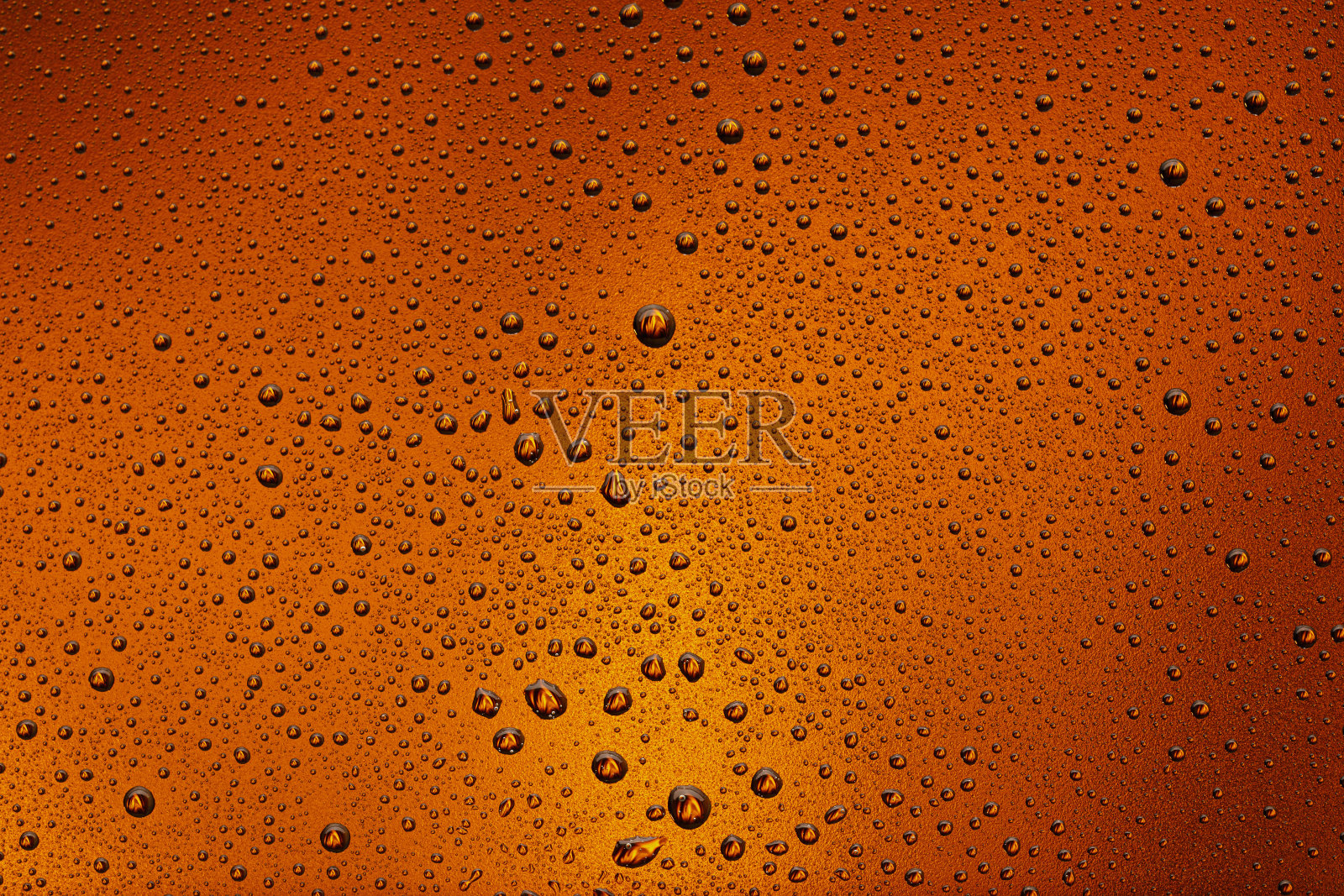 啤酒的背景。冰镇啤酒杯与水珠凝结照片摄影图片