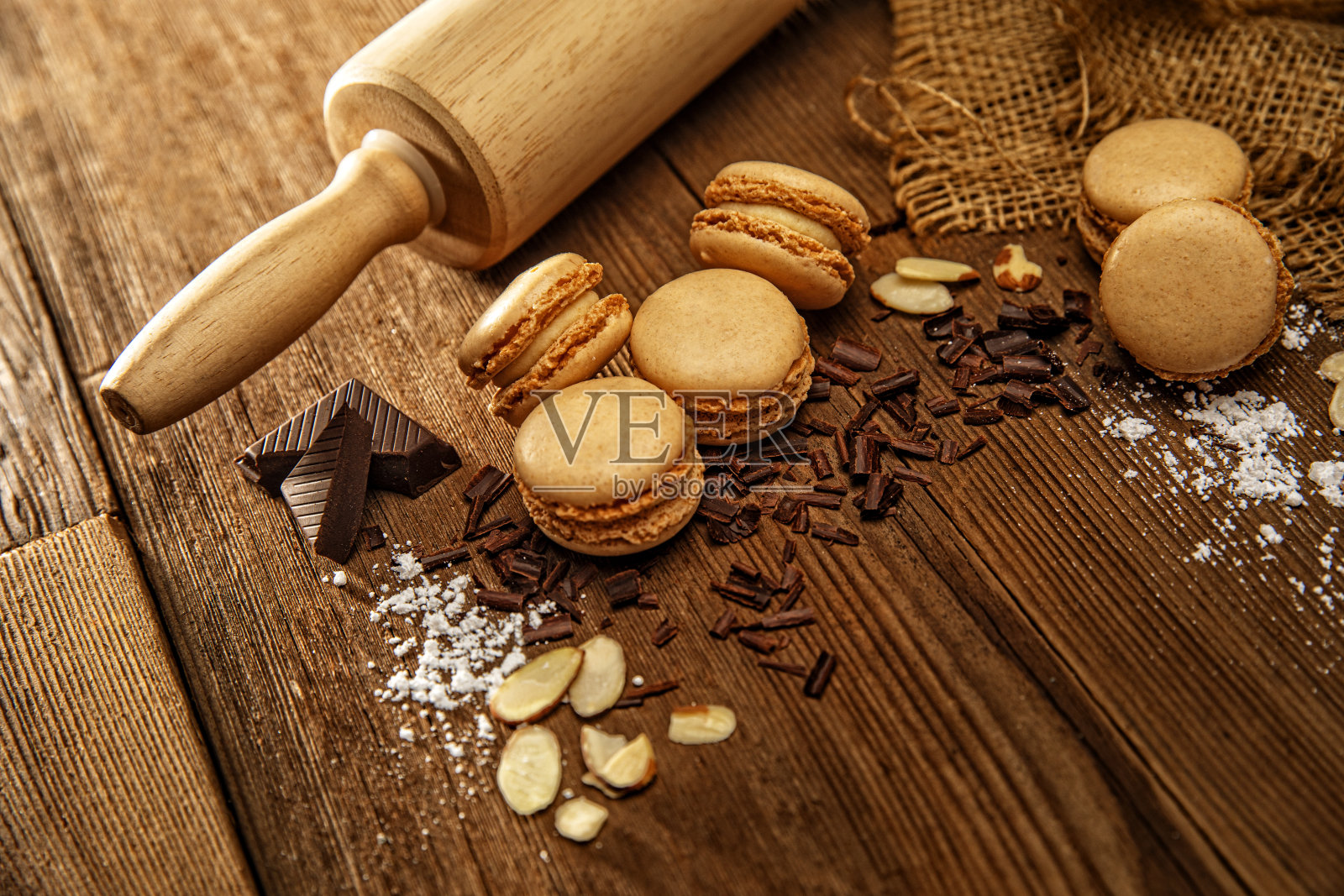 杏仁和巧克力杏仁饼干，甜糕点在复古木材背景照片摄影图片