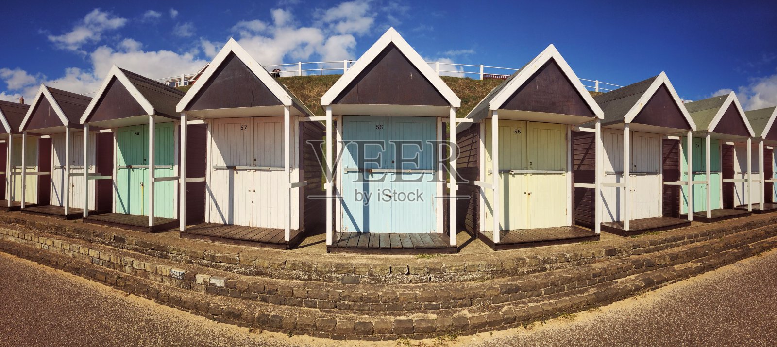 英国一排排五颜六色的传统海滩小屋的全景图片照片摄影图片