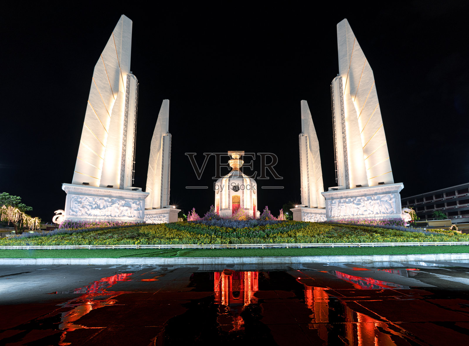民主纪念碑晚上亮红灯照片摄影图片