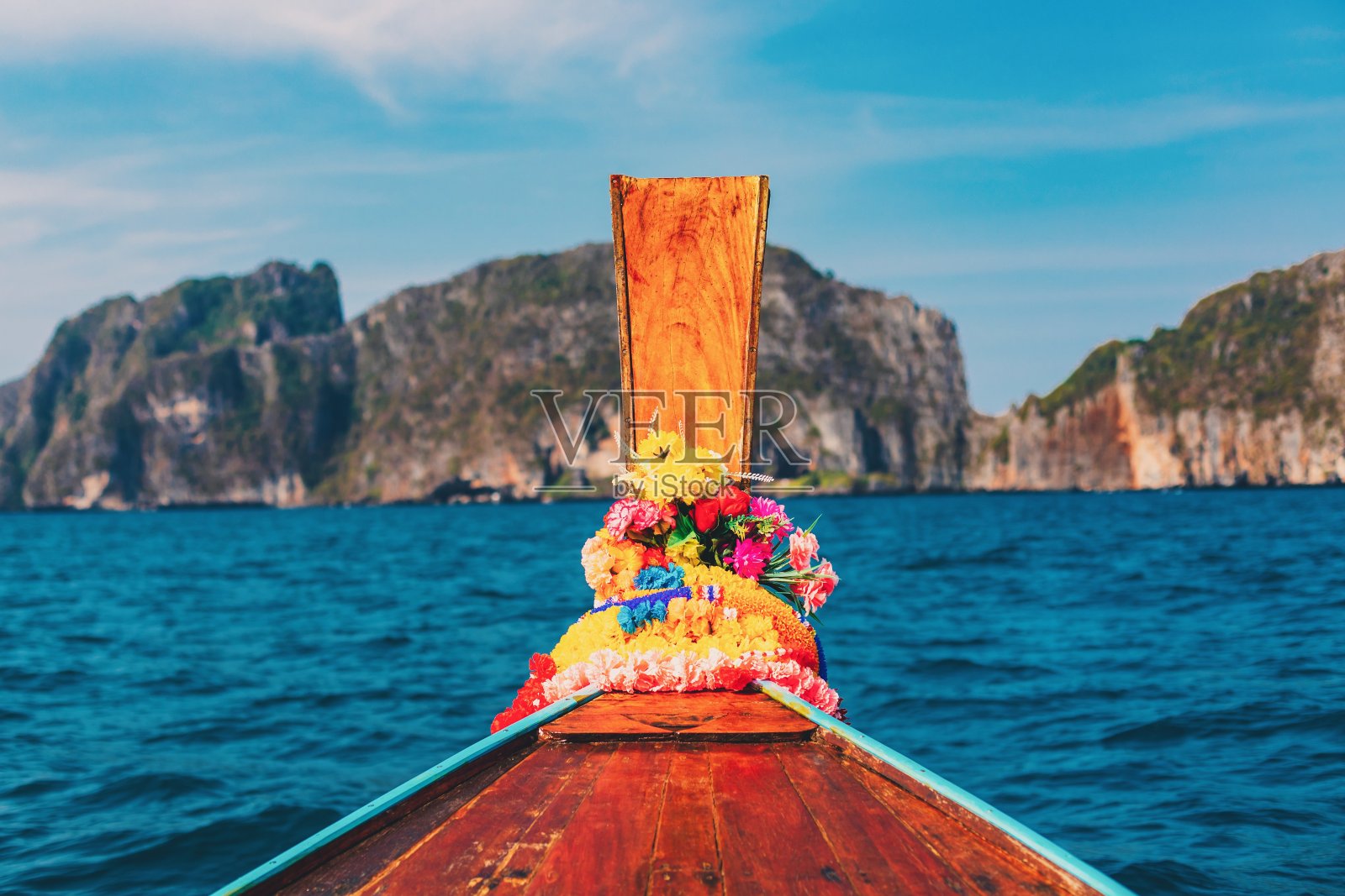 泰国甲米的披披岛，夏日蔚蓝的天空，长长的船和大海。照片摄影图片