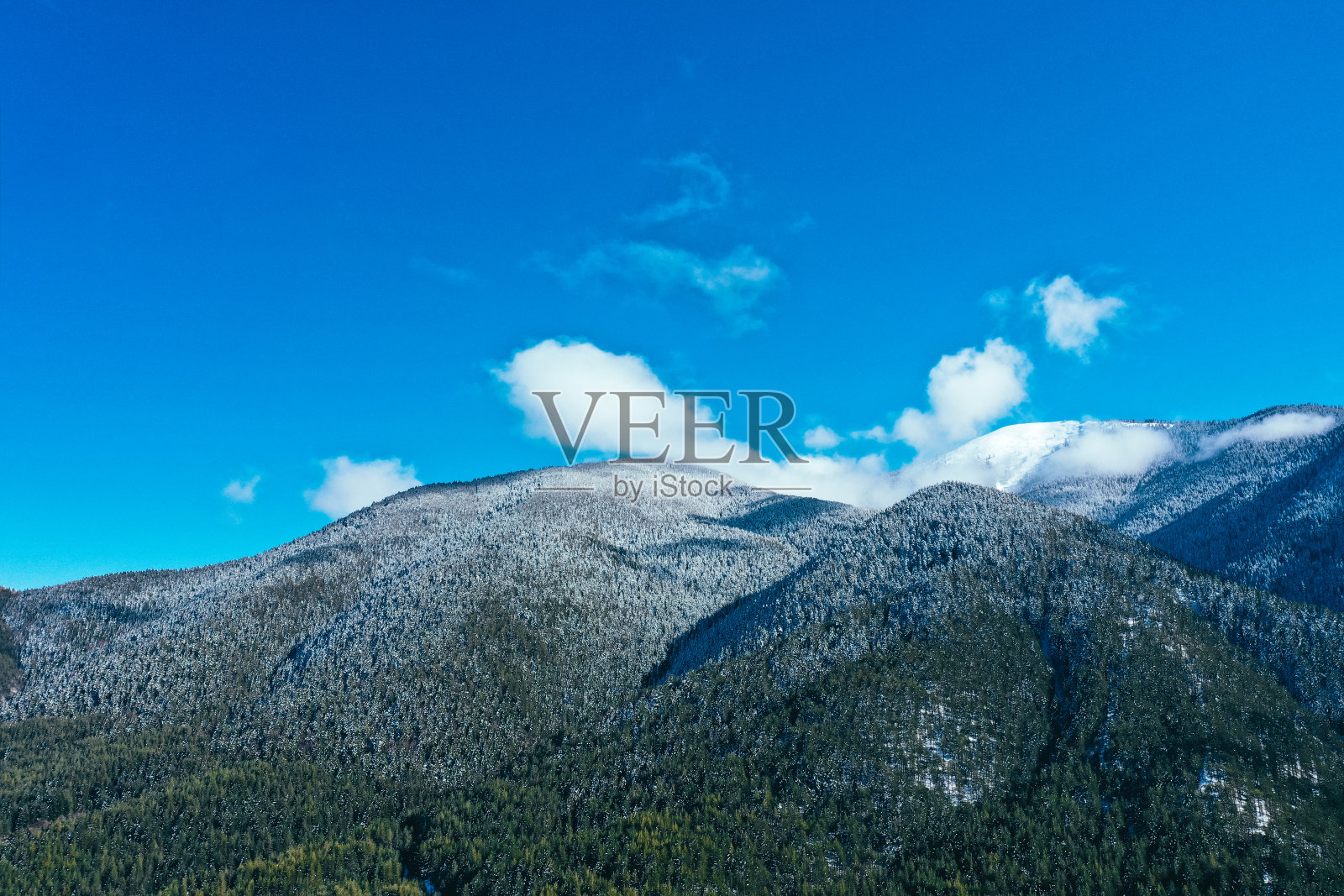 巴尔干半岛，皮林山峰，滑雪道，覆盖着皑皑白雪。美丽的高山自然冬季背景。蓝色天空背景上的冰山顶部。照片摄影图片