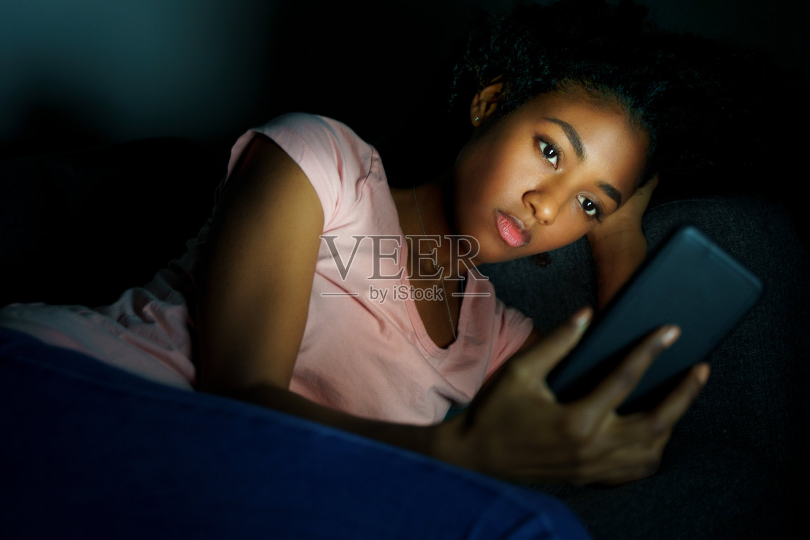 孤独的女孩深夜用手机发短信照片摄影图片