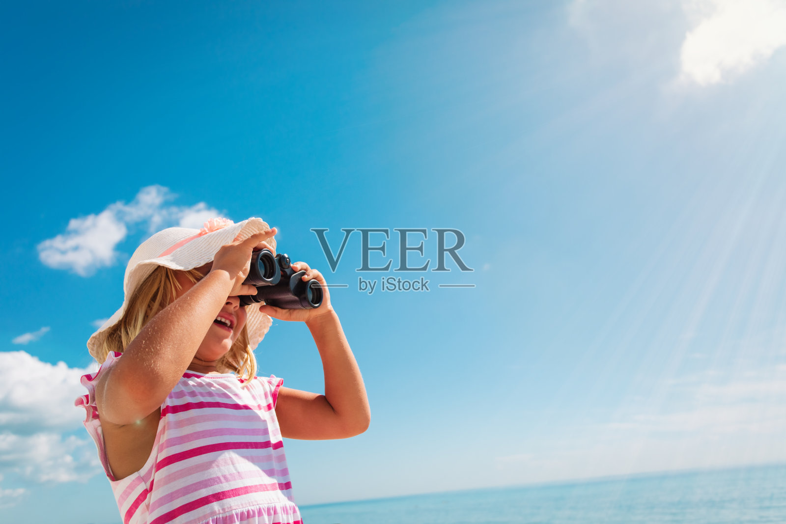 快乐可爱的小女孩在海滩上旅行照片摄影图片
