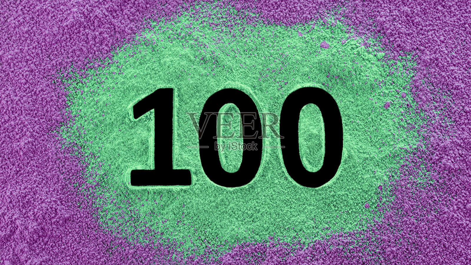 “数字100”的特写出现在彩色尘埃中照片摄影图片