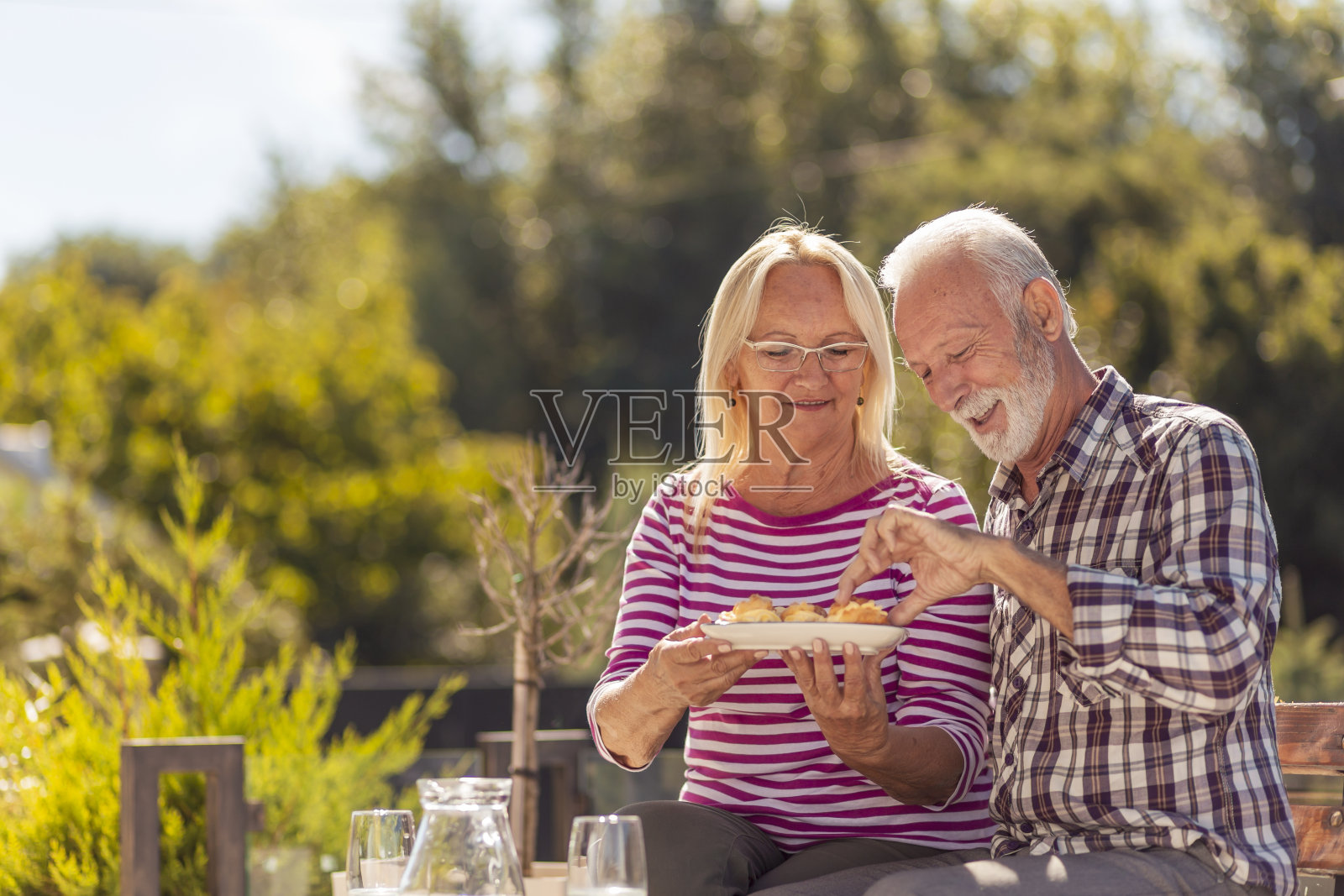 一对老年夫妇在户外吃早午餐照片摄影图片