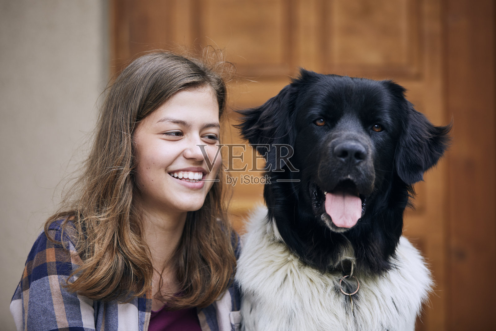 笑着的少女和她的狗的肖像照片摄影图片