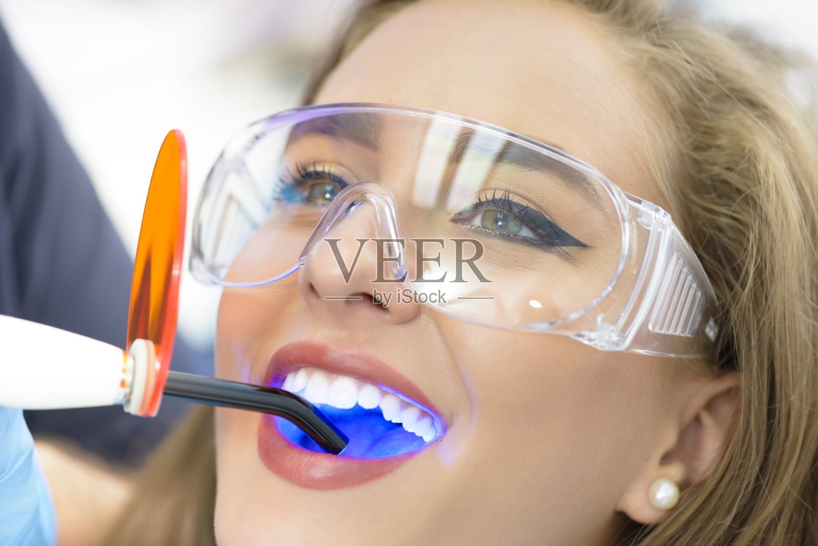 牙医使用紫外线灯照片摄影图片