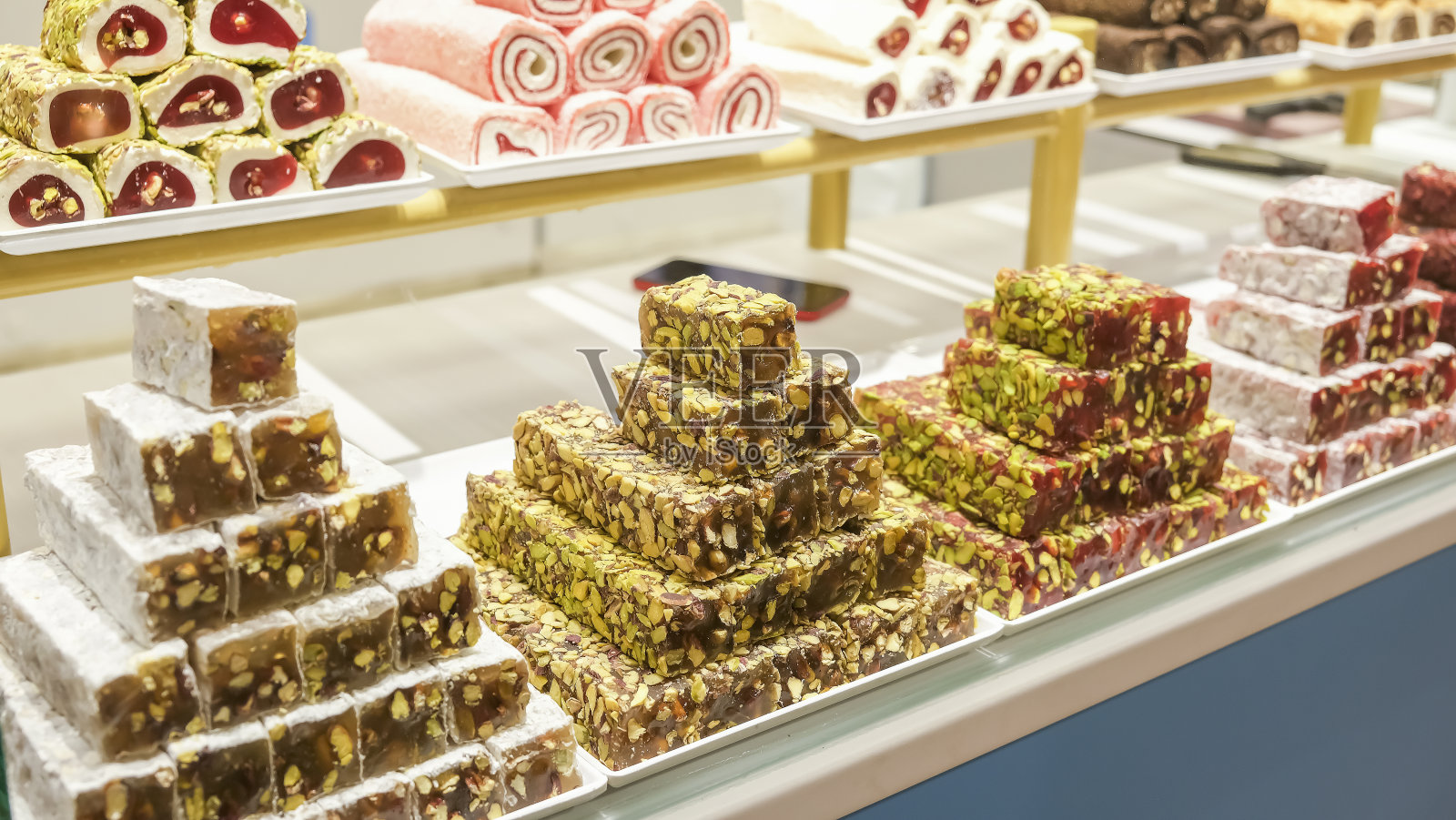 传统的土耳其软糖，糖果，牛轧糖，各种各样的市场展示。有选择性的重点。照片摄影图片