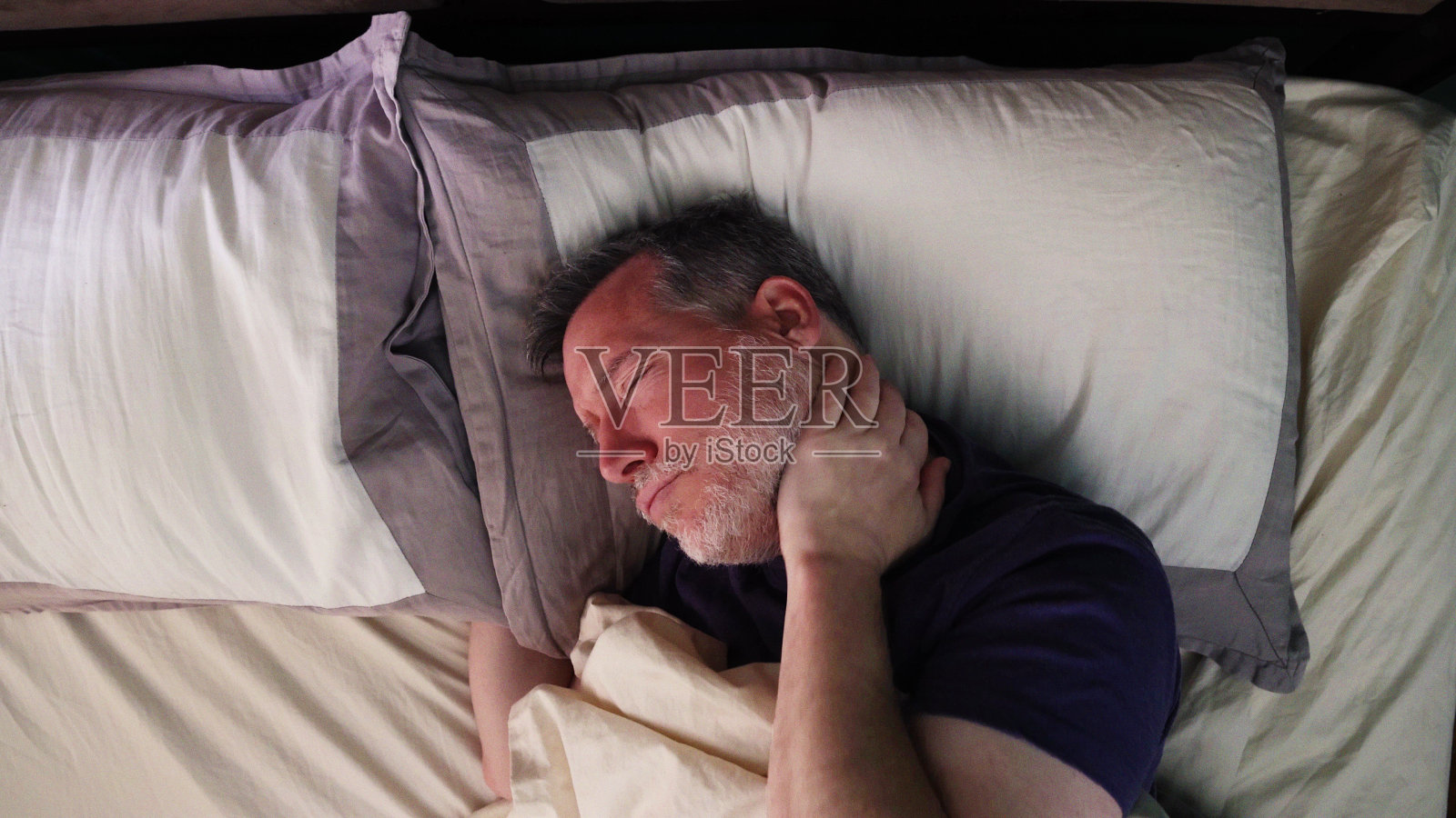 成熟的男人在床上被鞭打着醒来照片摄影图片
