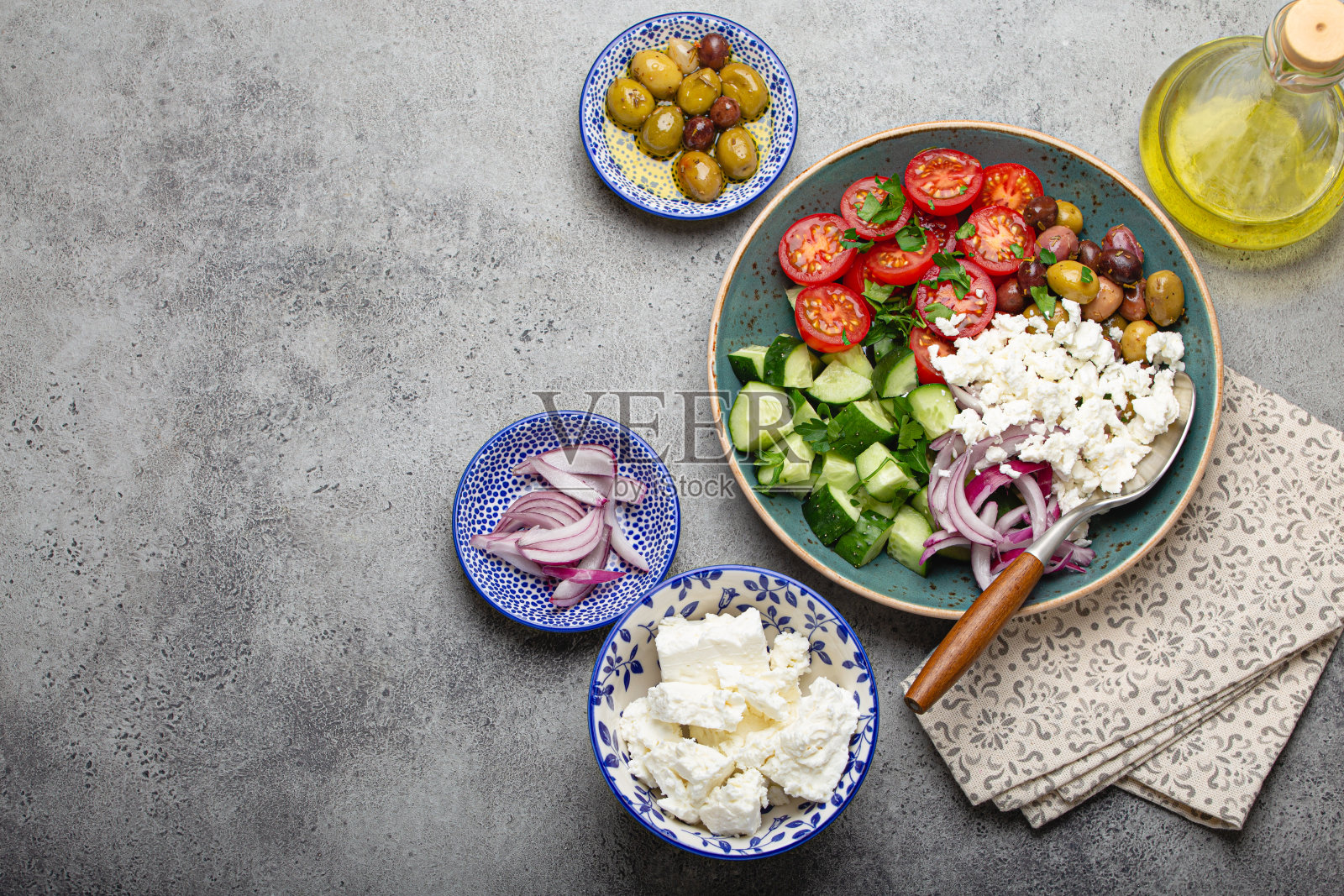 上面的希腊沙拉配蔬菜和羊乳酪照片摄影图片