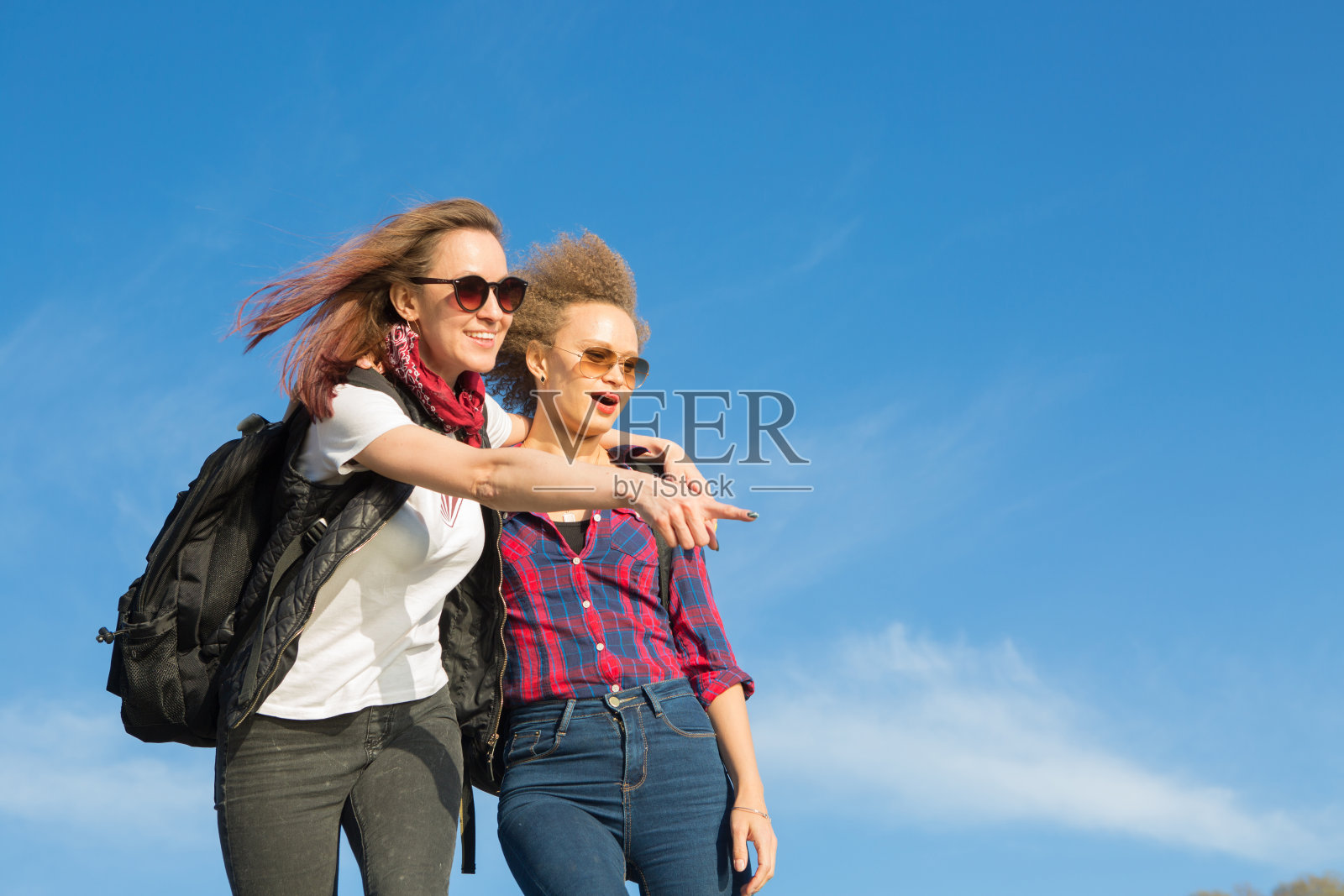 两个美丽的女孩在山里旅行，在山里徒步旅行照片摄影图片