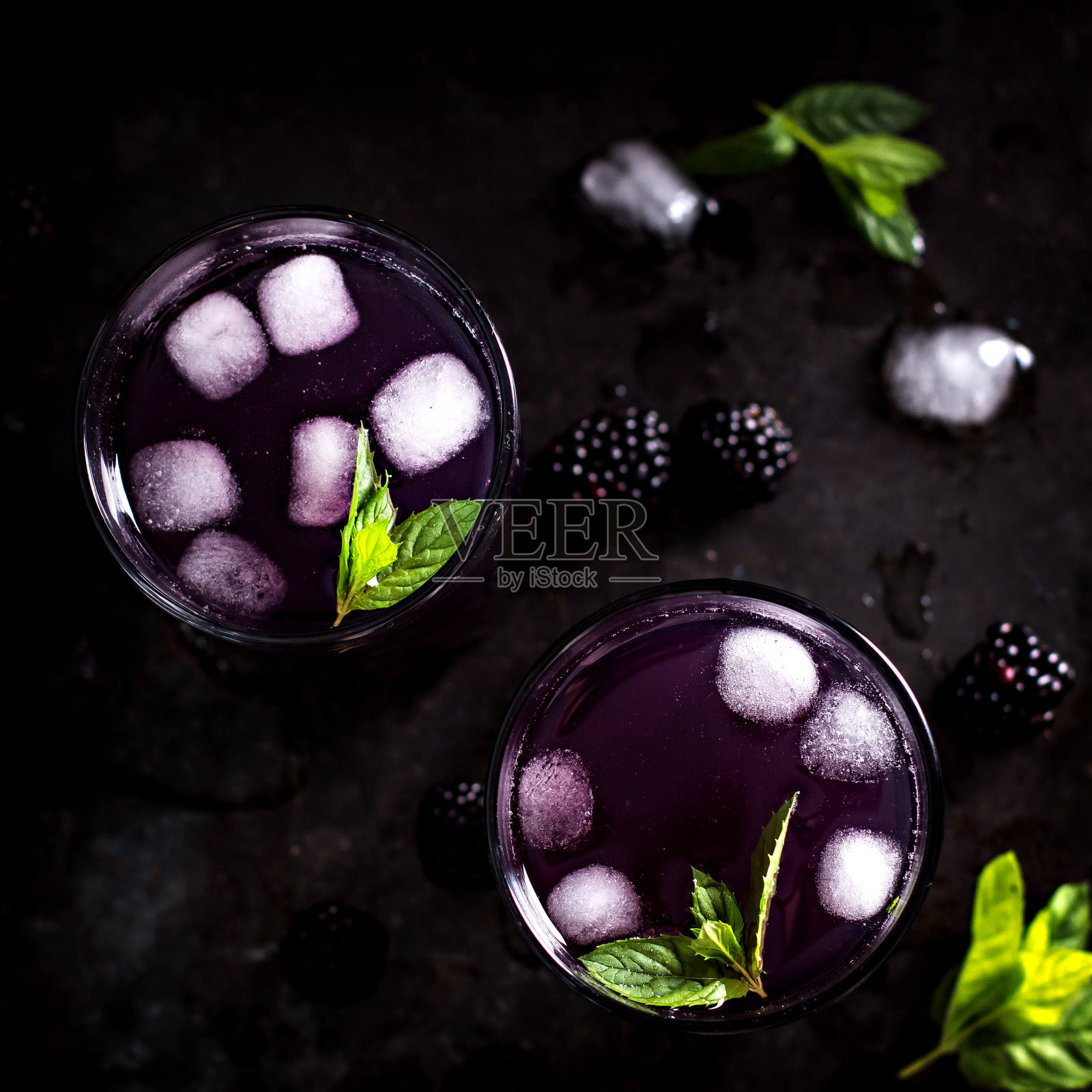 黑莓柠檬水，冰黑莓鸡尾酒，夏日饮品，照片摄影图片