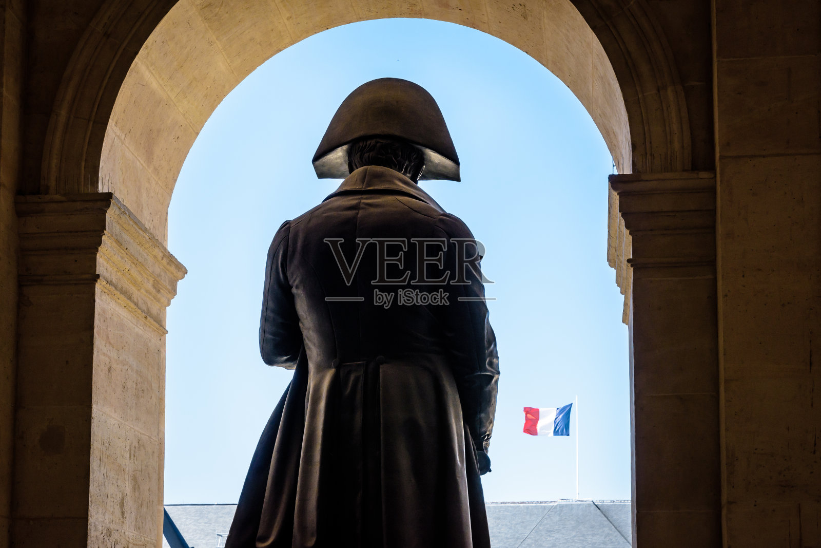巴黎荣军院拿破仑·波拿巴的雕像。照片摄影图片