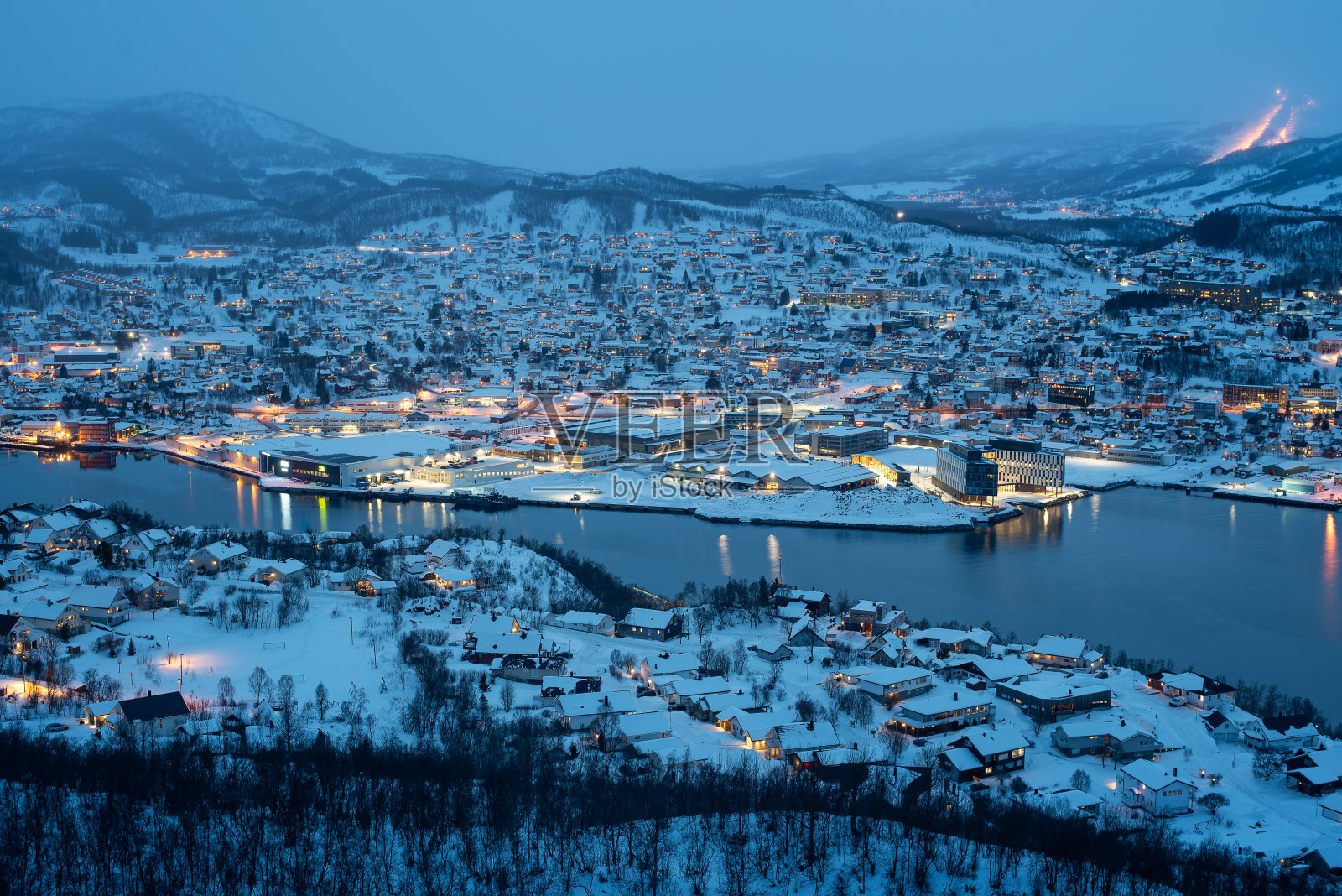 鸟瞰图哈尔斯塔城市，挪威的小港口在黄昏的冬季，挪威照片摄影图片