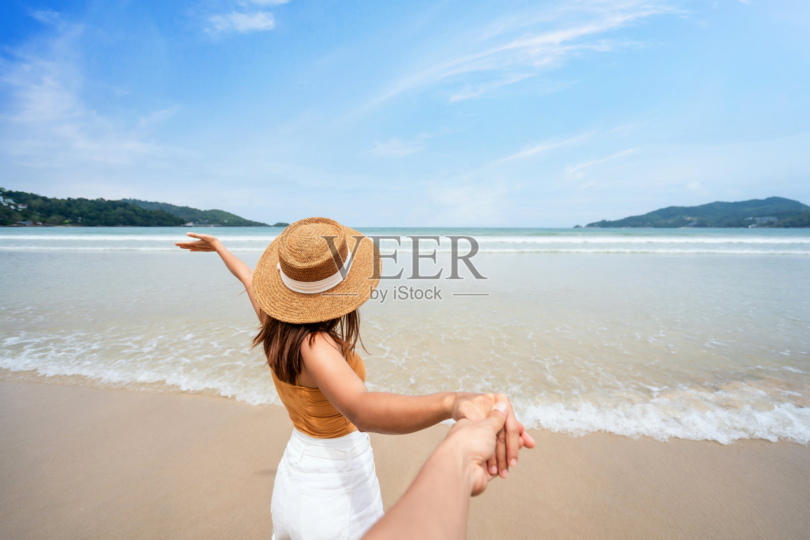 年轻的夫妇旅行者手牵手放松和享受在美丽的热带白色沙滩，暑假和旅游概念照片摄影图片