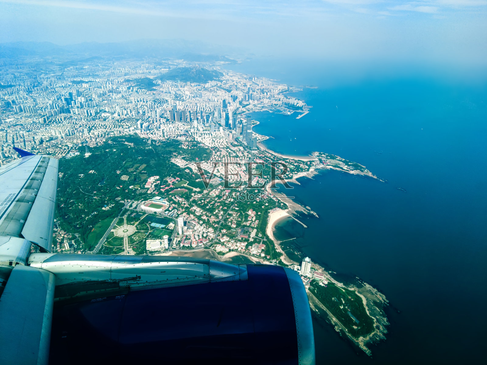飞机窗口的青岛城市，中国照片摄影图片