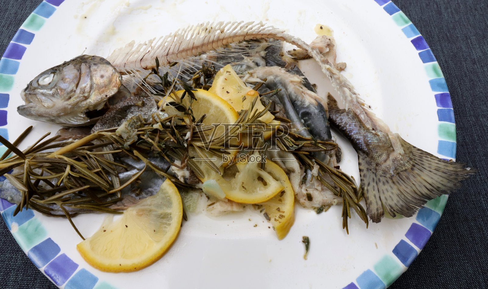 用柠檬，百里香，迷迭香腌制清蒸鳟鱼。照片摄影图片