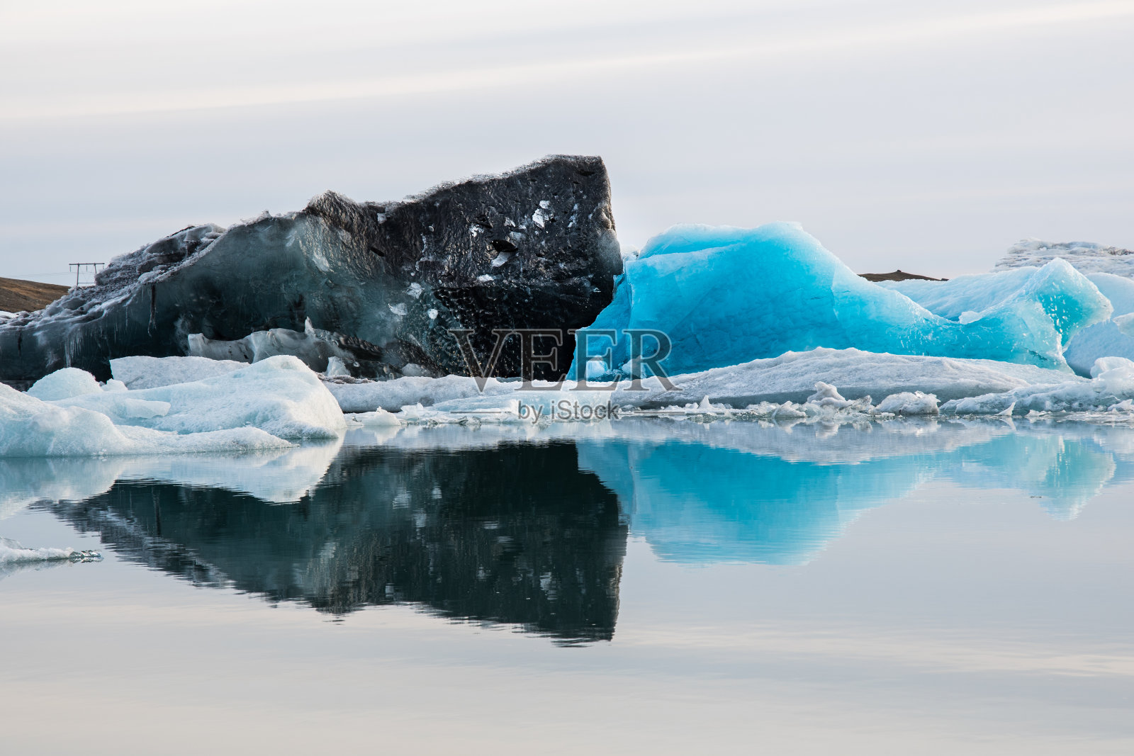 在一个阳光明媚的春日，冰岛南部的冰湖照片摄影图片