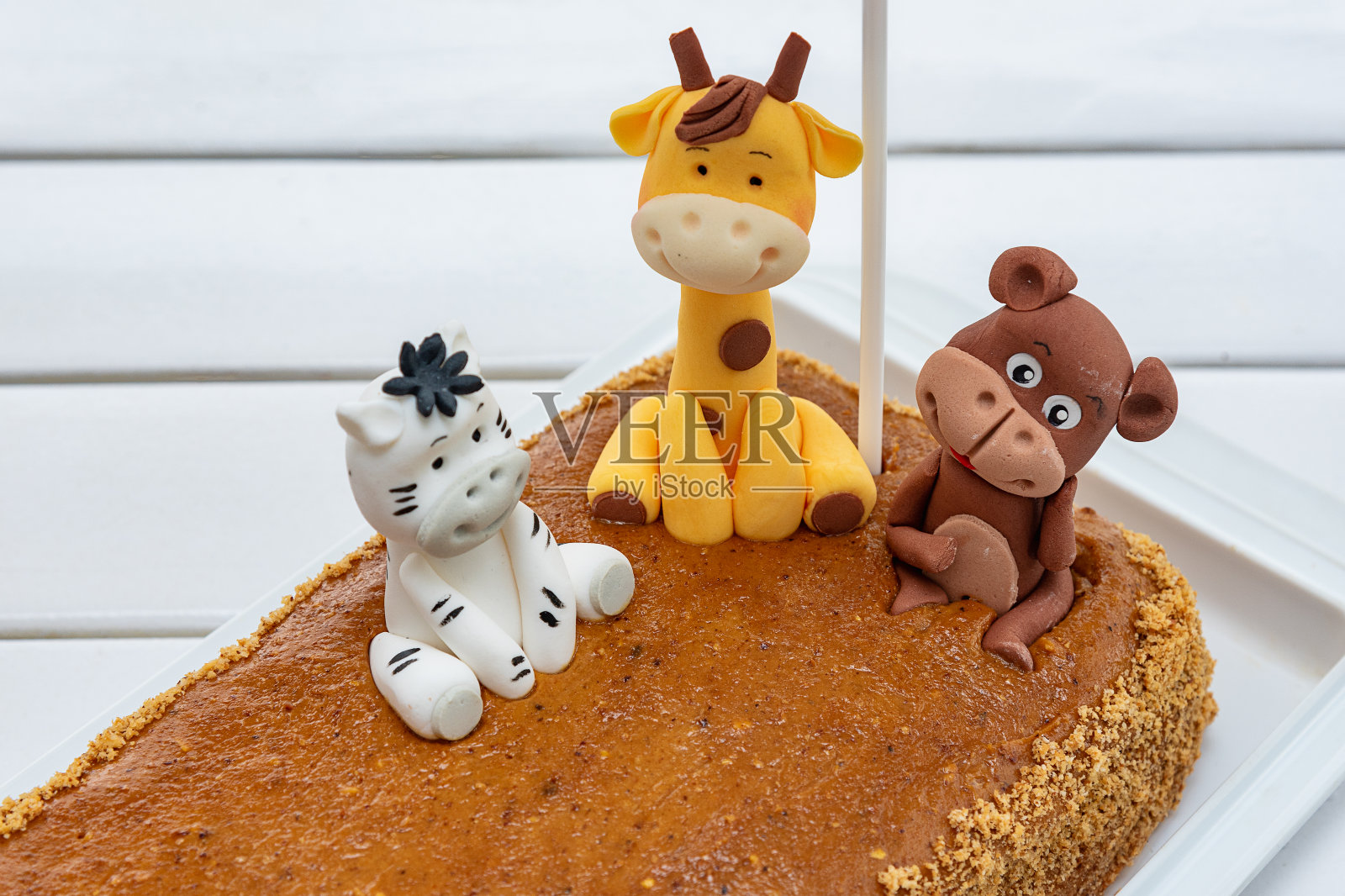 有长颈鹿、猴子和斑马的儿童生日蛋糕照片摄影图片