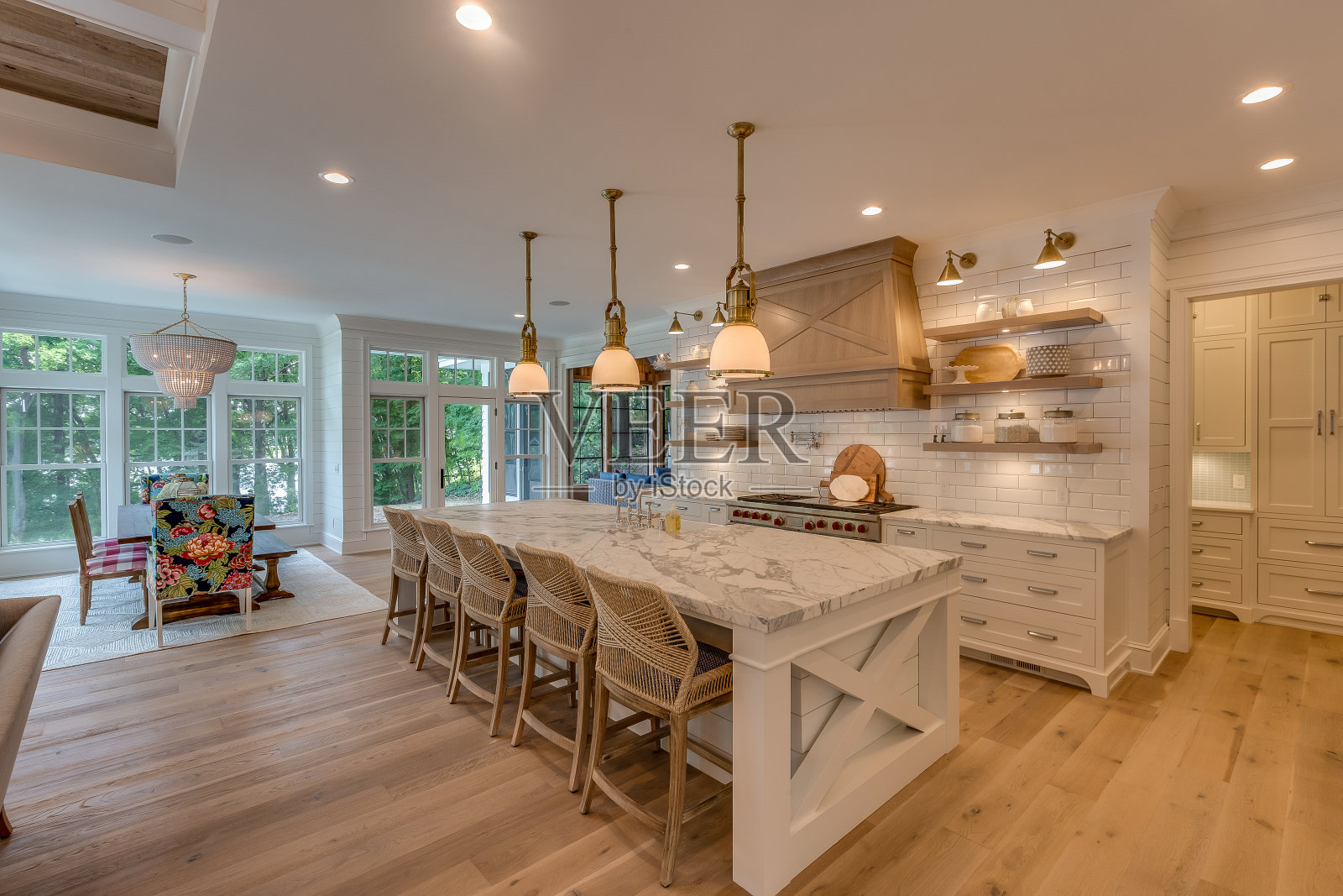 新厨房与天然木材和白色的颜色照片摄影图片