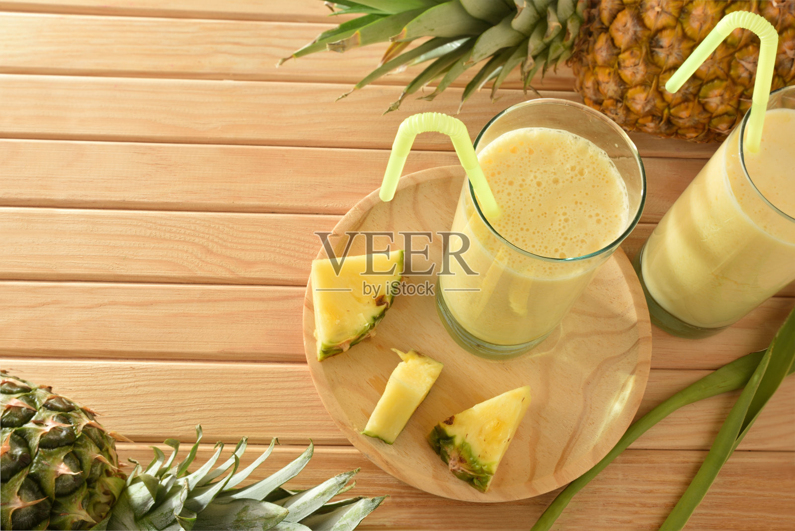 两杯菠萝汁俯视图。照片摄影图片