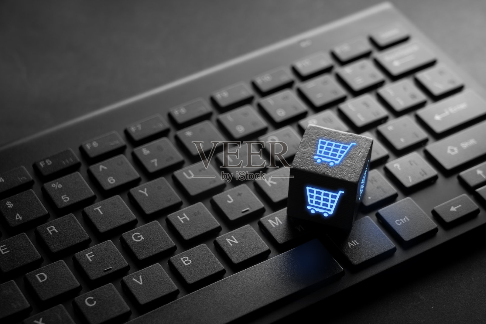 网上购物&全球概念键盘上的社交媒体图标照片摄影图片