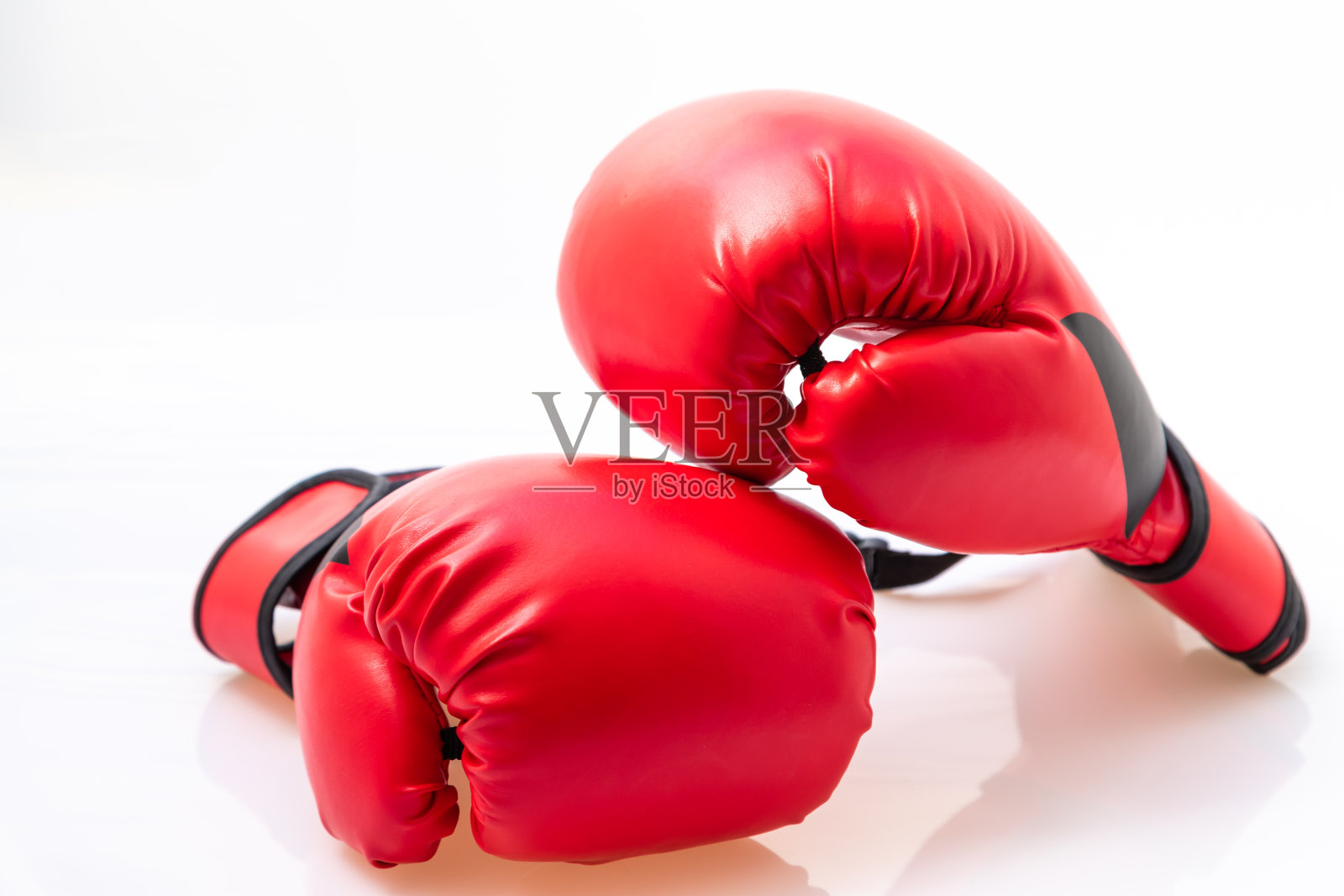 一双红色皮革拳击手套在白色的背景照片摄影图片