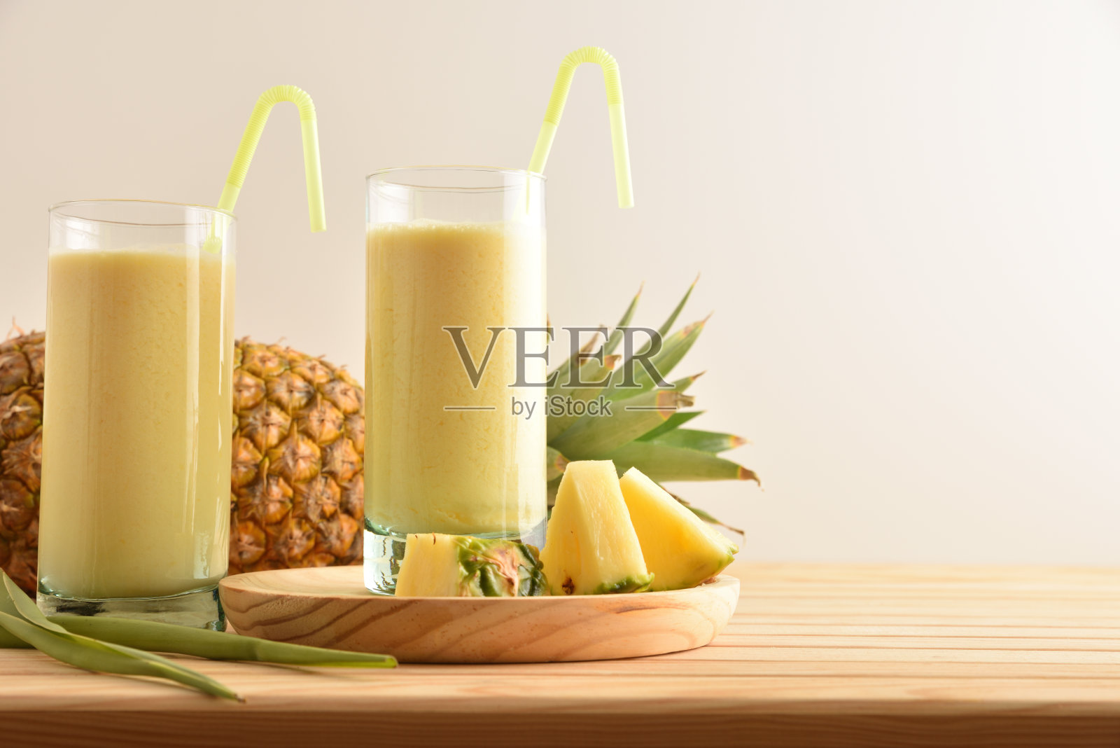 两个高脚杯，菠萝汁孤立的背景。照片摄影图片