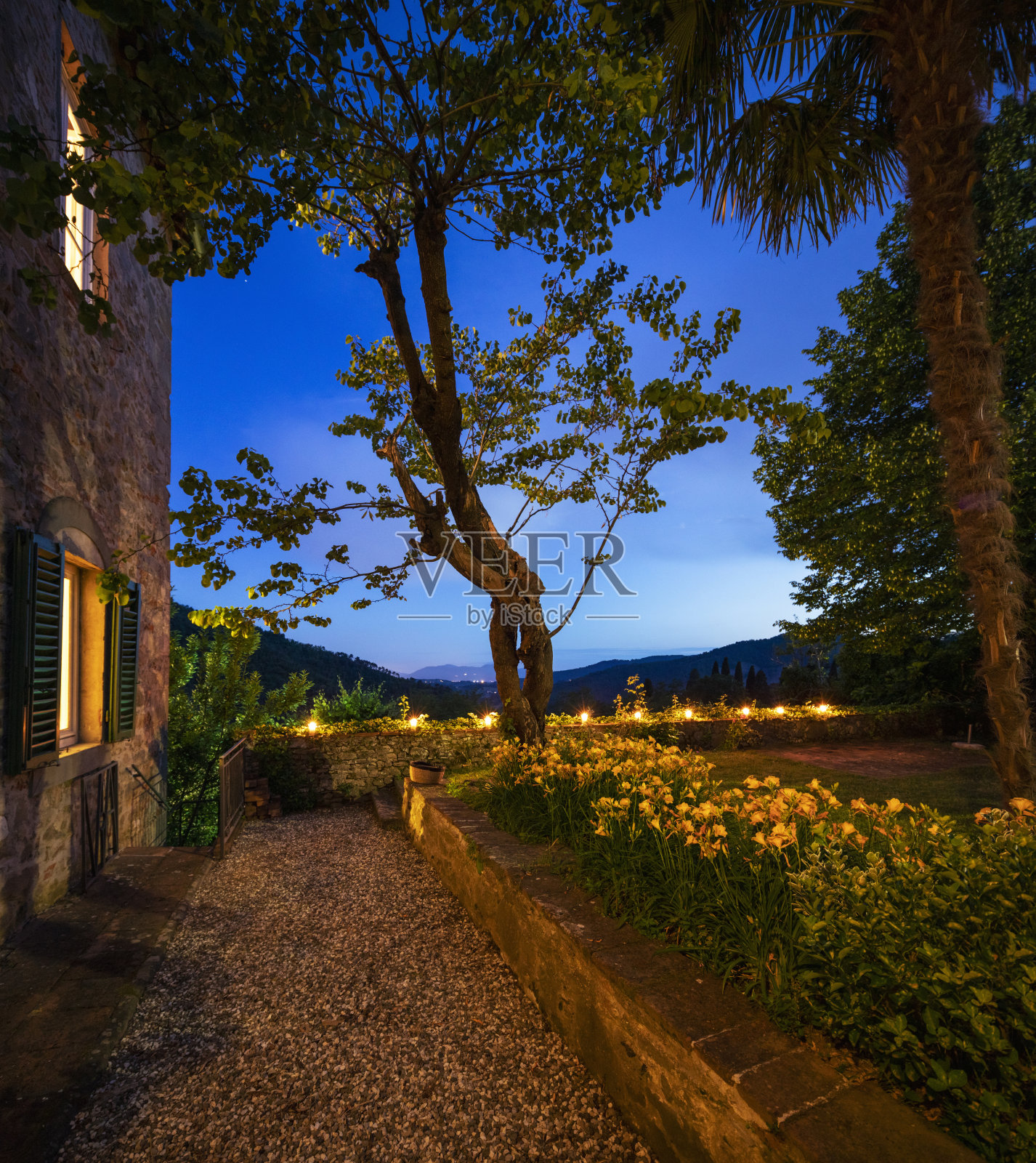 在托斯卡纳拥有美丽花园的日落时分的房子或小屋。这个地方很浪漫，让你梦想。照片摄影图片