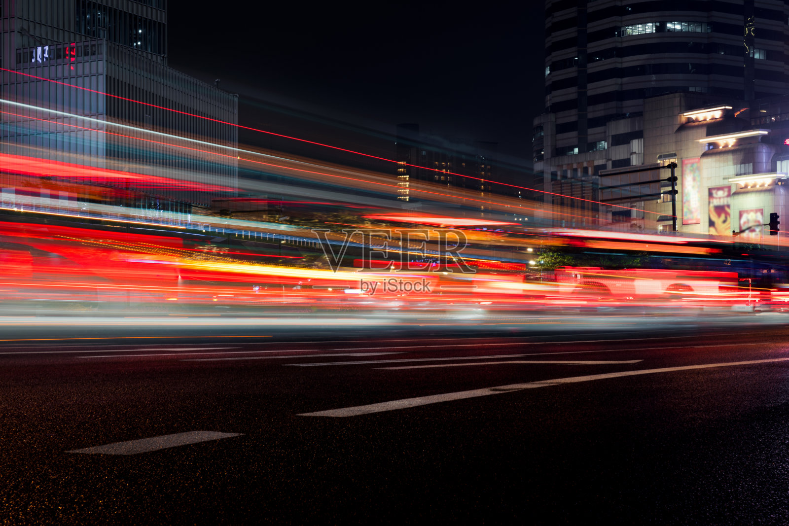 交通高峰期夜晚的城市街景与交通灯照片摄影图片