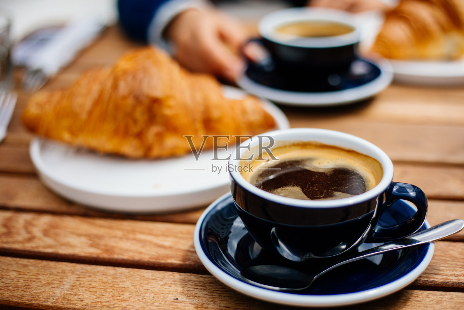早餐，牛角面包，咖啡照片摄影图片