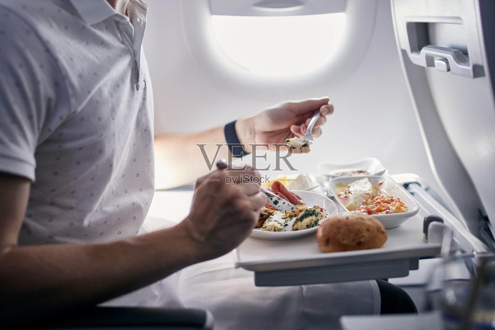 飞机上提供的飞机餐照片摄影图片