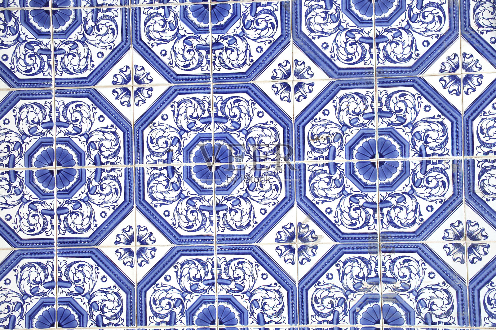 葡萄牙里斯本，传统的蓝白瓷砖覆盖了许多建筑。照片摄影图片