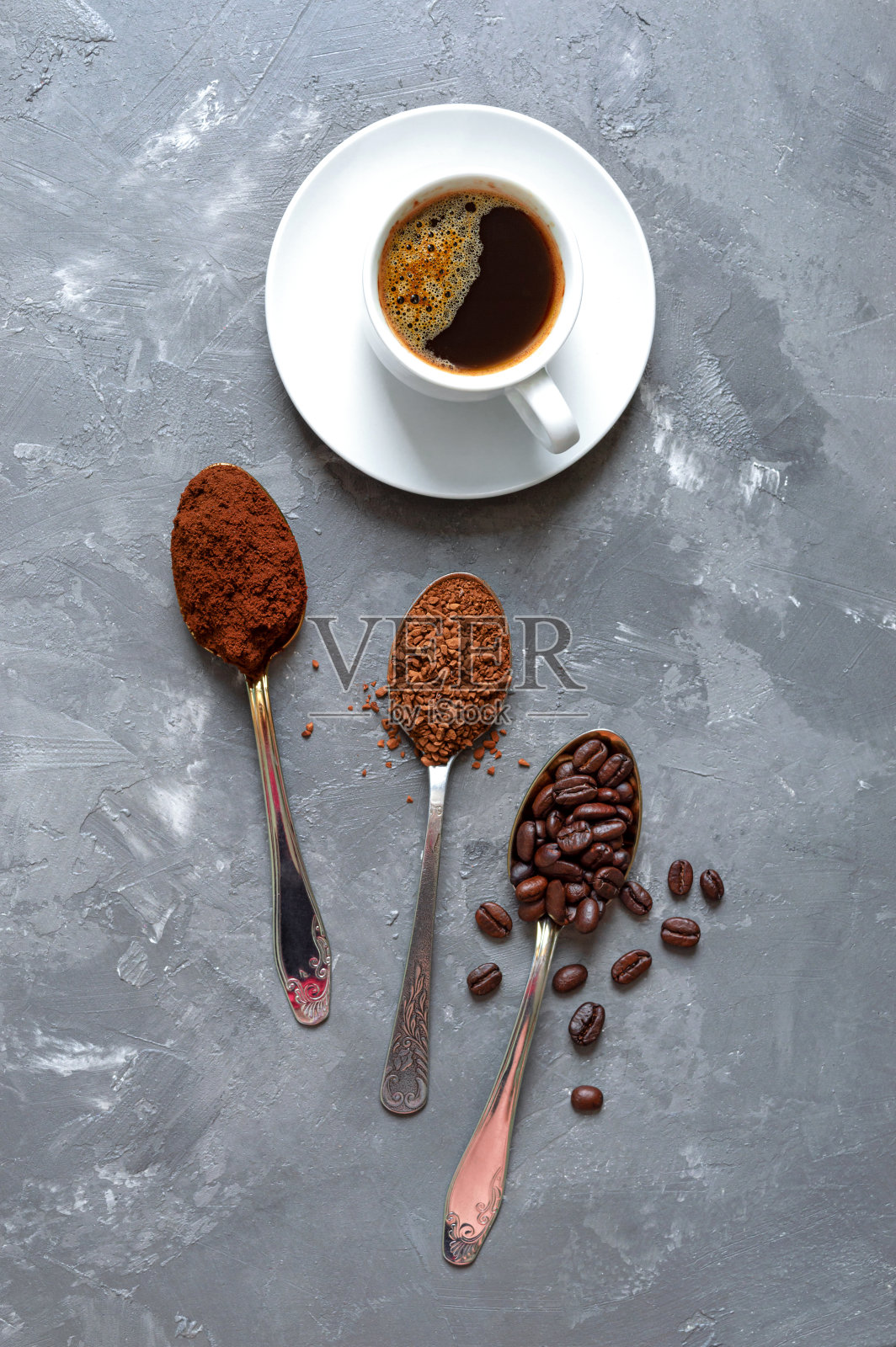 将咖啡豆、磨碎的速溶咖啡放在勺子里，再加一杯新鲜的意式浓缩咖啡照片摄影图片