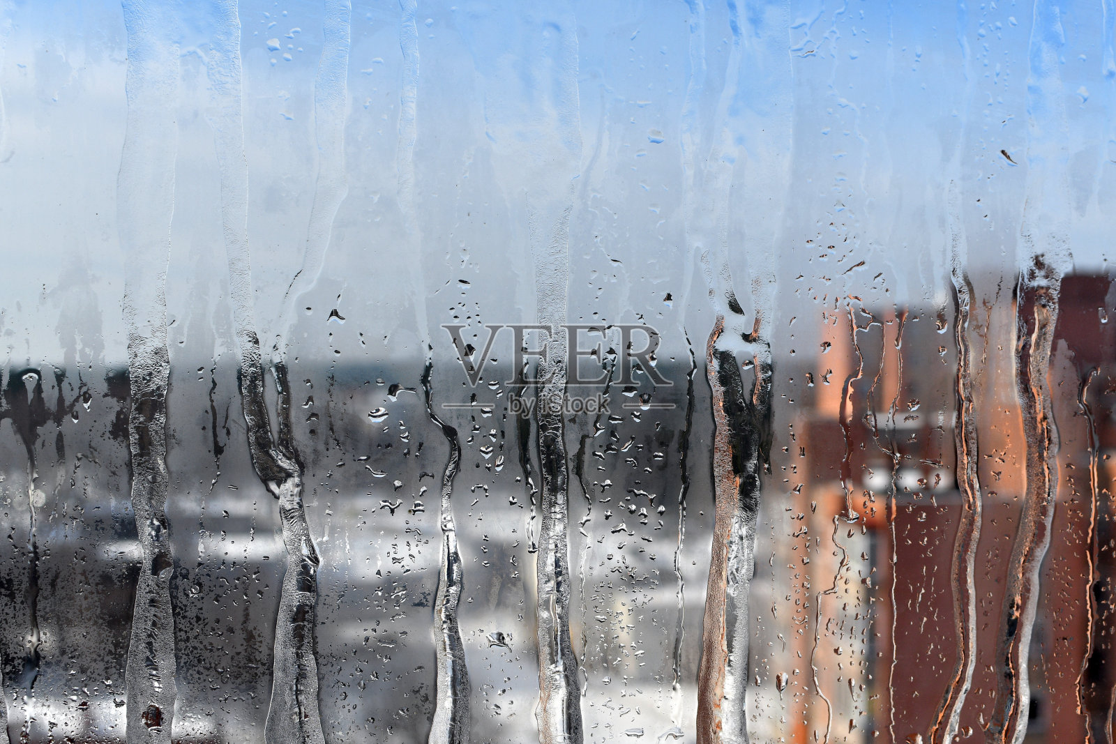 抽象的水滴纹理在白天雾蒙蒙的窗户上照片摄影图片