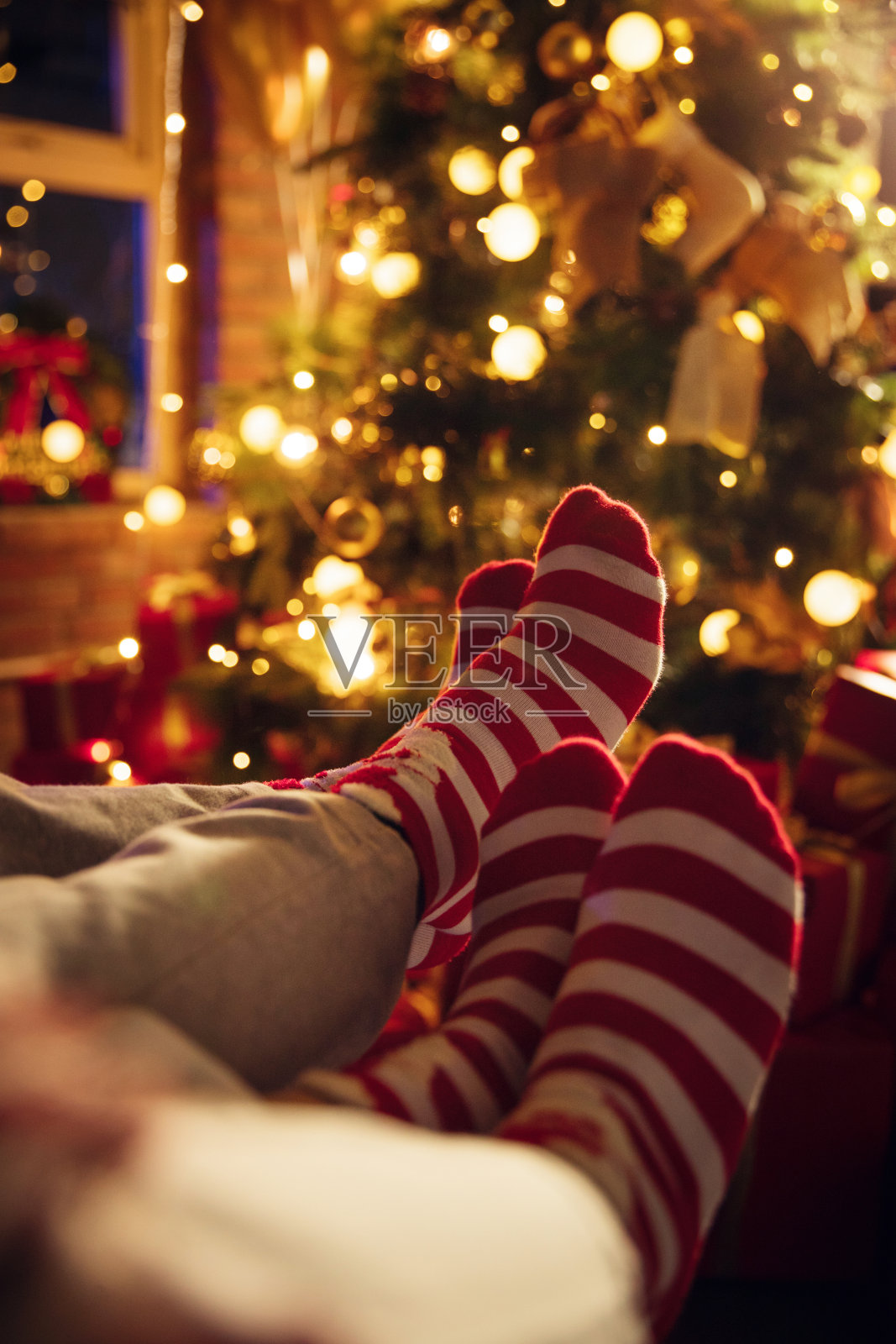 穿着圣诞情侣袜的脚部特写照片摄影图片