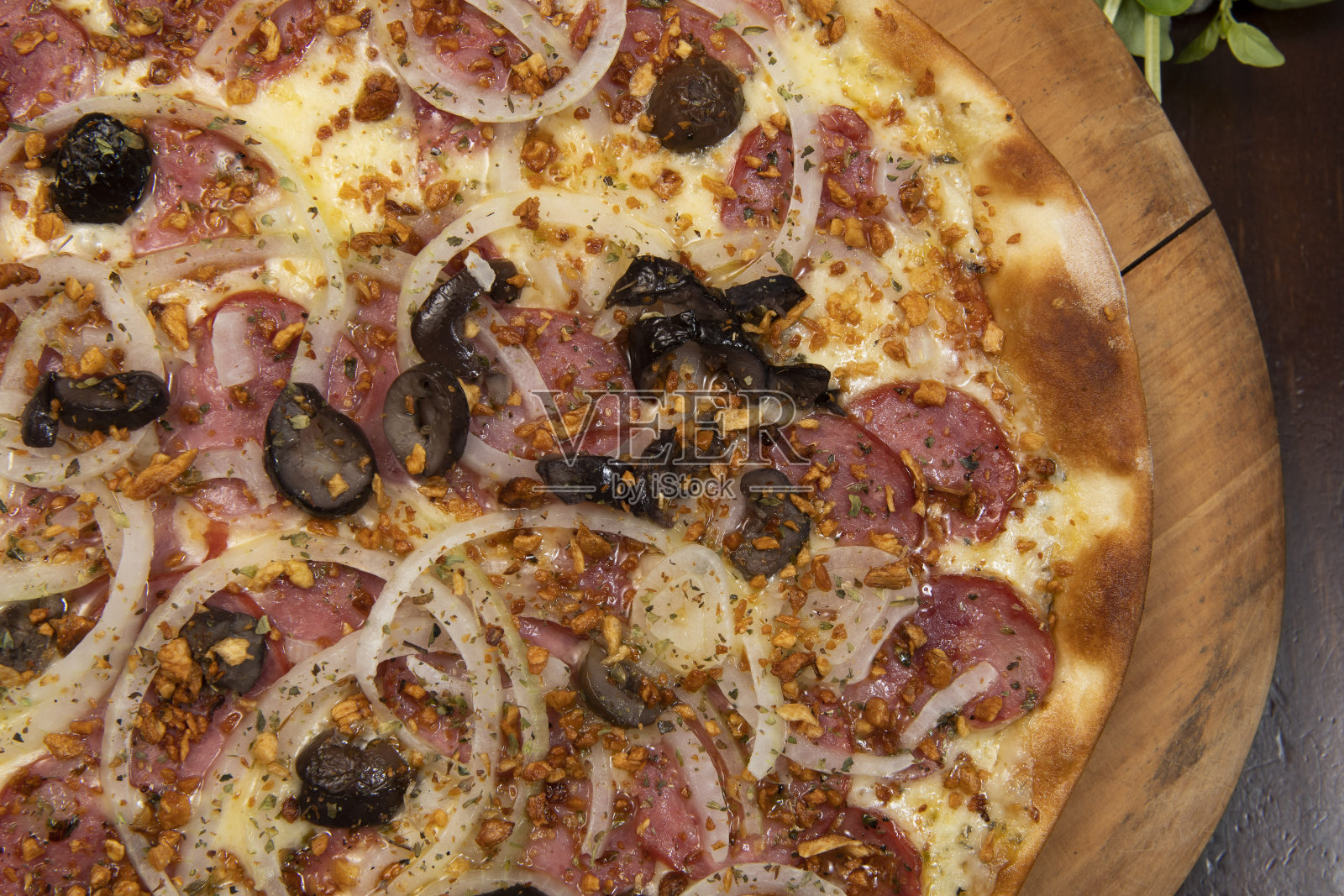巴西披萨，意大利辣香肠，奶酪，洋葱和黑橄榄照片摄影图片