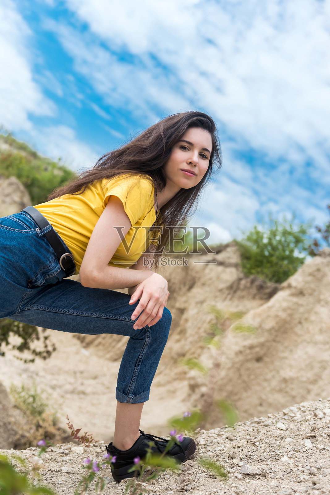 美丽的黑发女士在采石场放松和享受她的时间在夏天的一天照片摄影图片