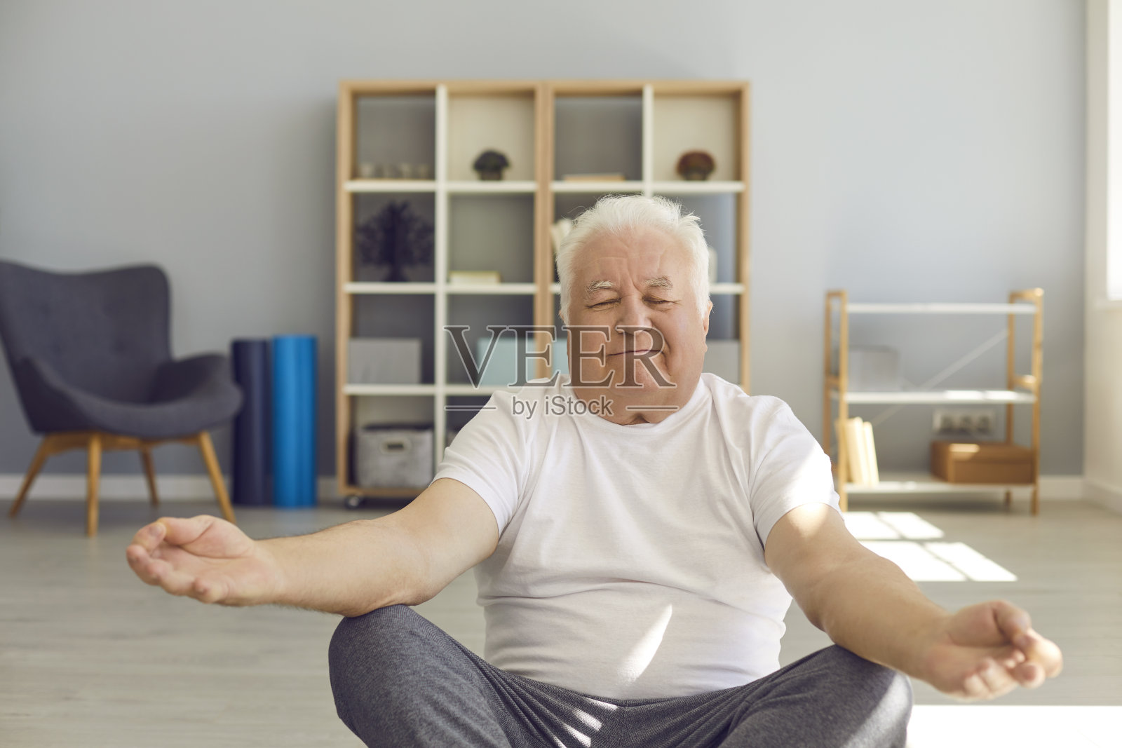 老年人在家或在健康中心做瑜伽、冥想和呼吸练习照片摄影图片