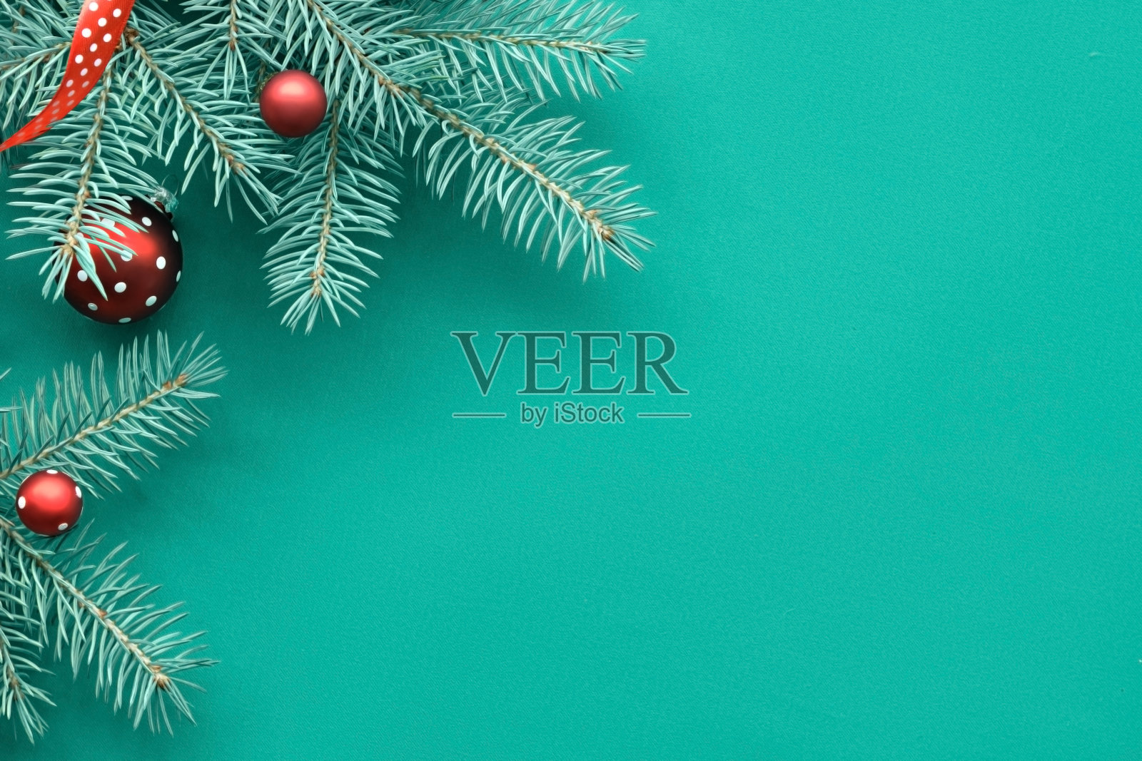 圣诞背景，顶景上用冷杉树枝装饰着红色的玻璃小玩意，圣诞玩具。文本空间，复制空间上绿松石纺织品照片摄影图片
