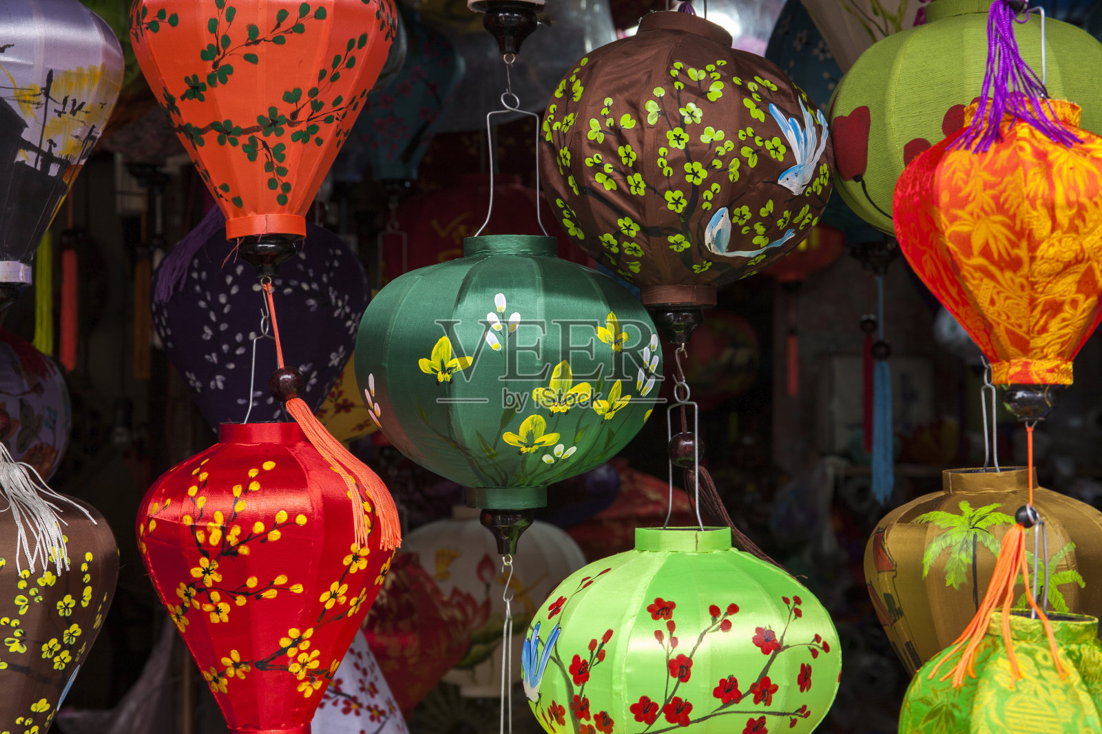 越南会安，彩色手工制作的丝绸灯笼正在出售照片摄影图片