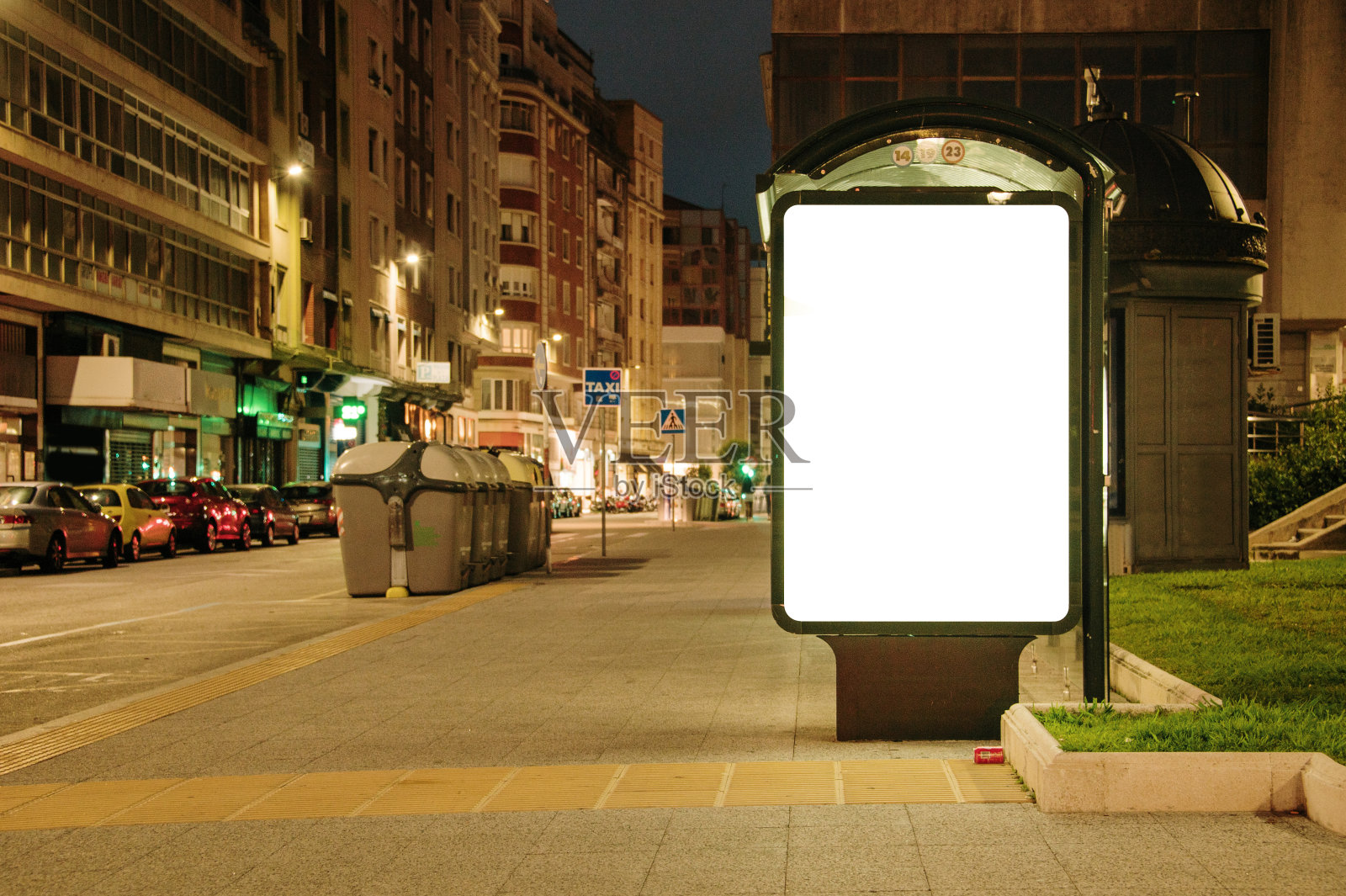 晚上有空白广告牌的公交车站照片摄影图片