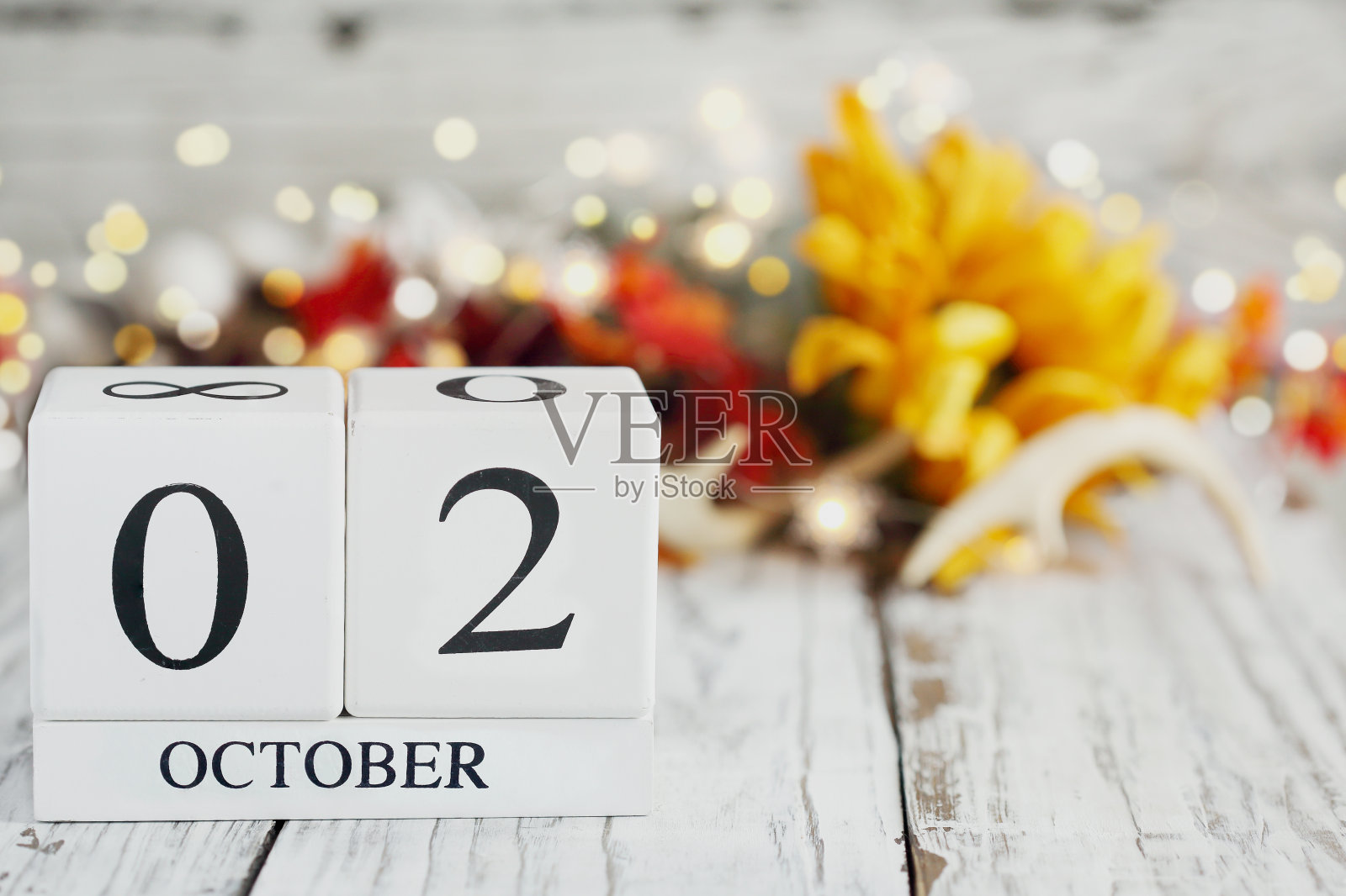 10月2日带有秋季装饰的日历块照片摄影图片