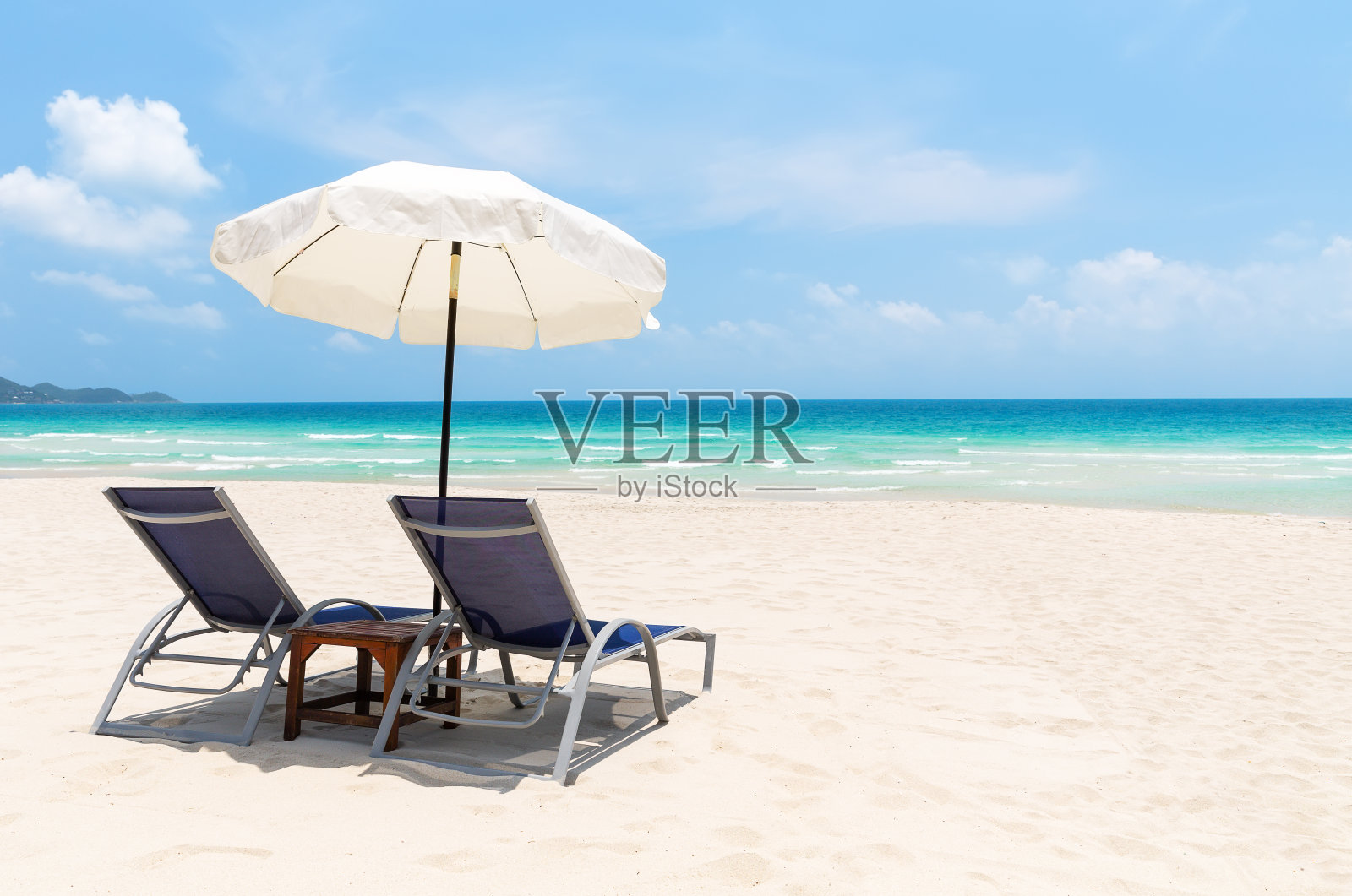 在泰国苏梅岛，配有白色雨伞的沙滩椅和美丽的沙滩。照片摄影图片